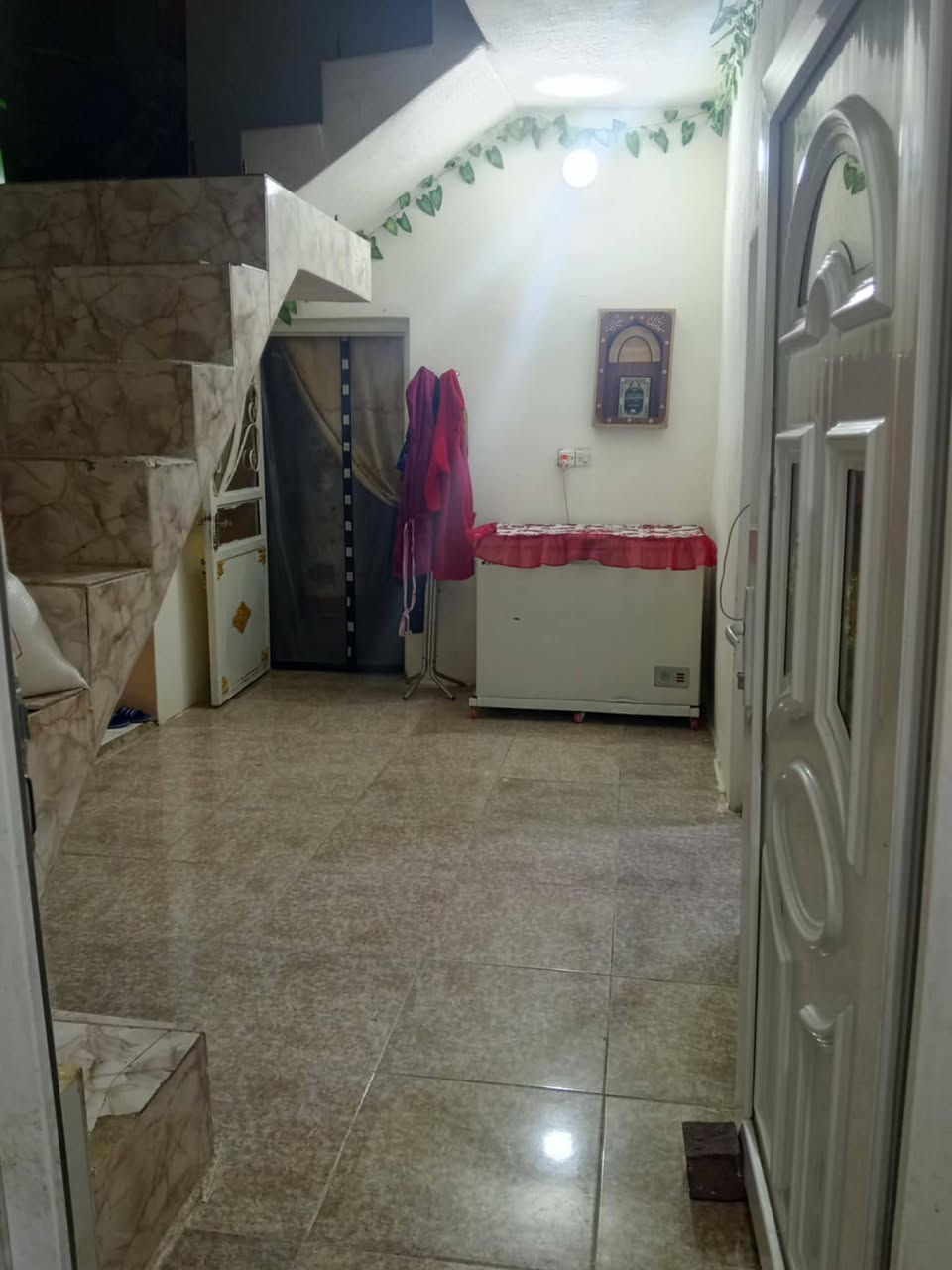 تبيت للبيع بعلي مراد يم بيت قايم قام مساحه 125متر سعره28وبي مجال للاتصال على الرقم ***********
