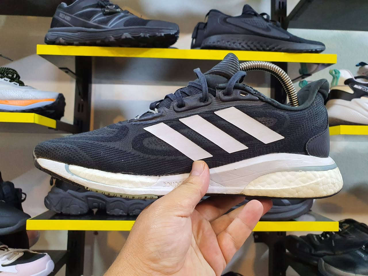 ترنشوز من ماركة Adidas  أصلي 
السعر ٢٥ الف
قياس ٤٢ 
طول القدم ٢٦.٥ 
التواصل عالخاص أو على الرقم ***********
يوجد توصيل
