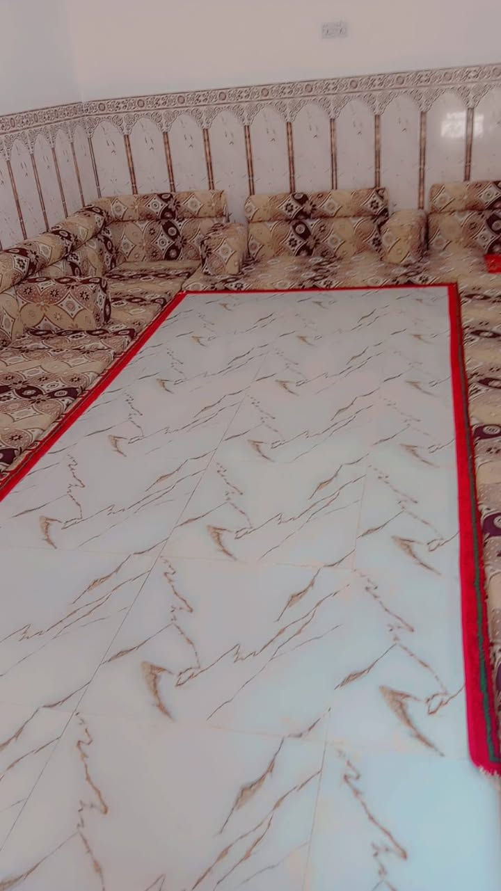 السلام عليكم بيت زراعي للبيع مساحه ٢٥٠م يتكون من غرفتين وصاله ومطبخ واستقبال وديوانيه بيت بناء جديد طابوك وسقف صب كونكريت الموقع حي الحسين قبل لاتوصل ملعب توني سند ٢٥ قريب على الشارع التبليط للاتصال ***********
