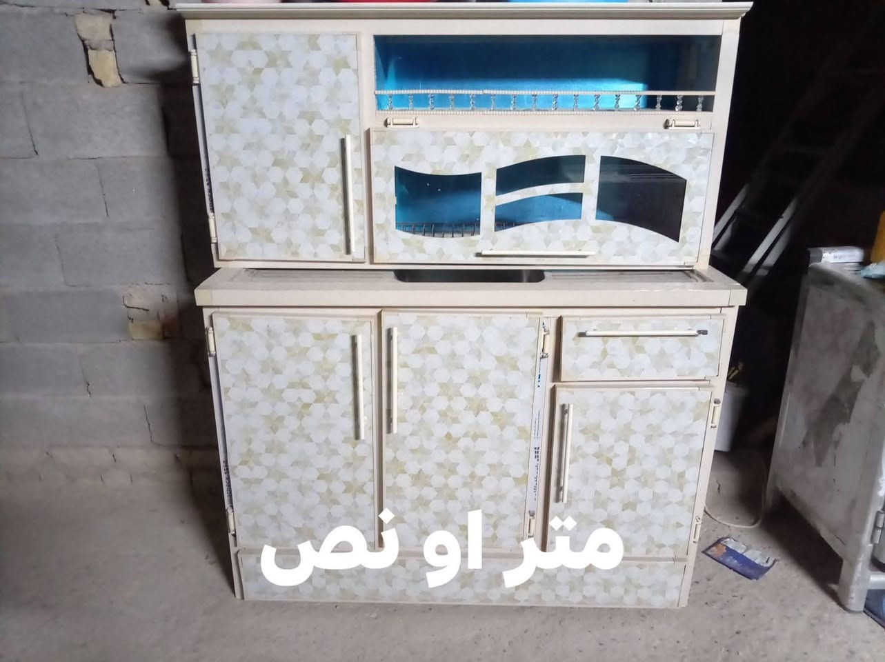 السلام عليكم
كاونترات مستعملا للبيع
السعر خاص
مكاني حي العسكري شارع السبيس
***********

نص مكتوب في الصور:
- السنك متر او نص ولملحق مترين او نص
- متر او نص