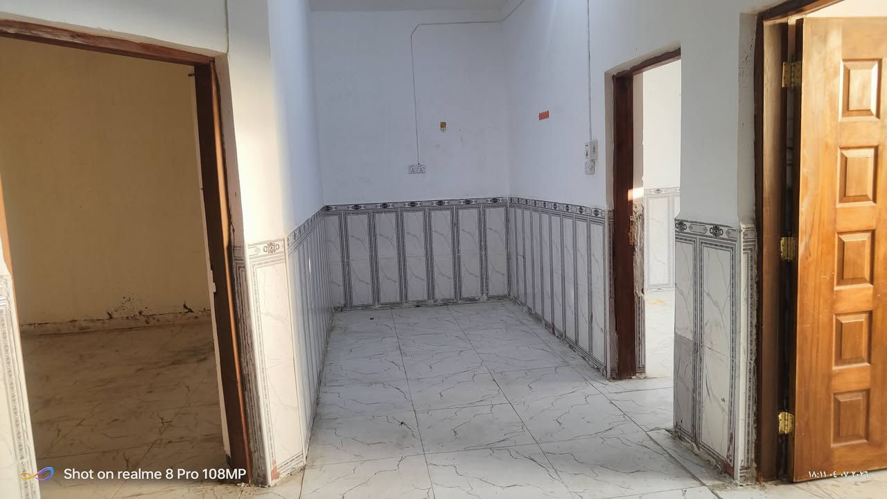 السلام عليكم 
بيت للايجار منطقة حي العسكري قرب 36 يفتح على ساحة البيت 100م غرفة نوم واحدة صاله مطبخ براني وصحيات 
ايجارة بالشهر 200الف 
للاستفسار اتصال ع ارقام المكتب 
***********
***********
