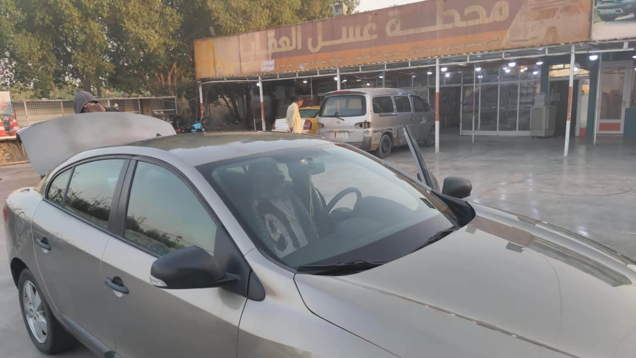 رينو فلورنس موديل 2013 مكينه وكير خير من الله وناعمه كلش جاهزه السياره من كلشي وكهربائيات بلاديه وكلشي بيها شغال بيها مكان واحد بيها معجون الجاملغ الخلفي فقط السياره بلاديه وكاعده وجاهزه قبق اصفر المرغوب وكير At مو سيفيتي وشرط التحويل سعرها 62 وبيها مجال حك الجيه 
***********
***********
