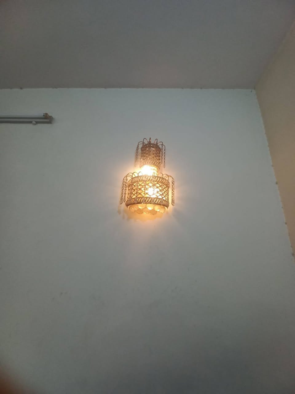 السلام عليكم
ثريات عدد 2
 مع 4 براكيت حائط 
وصور جداريه 
السعر كامل 250 الف 
للاستفسار التواصل على هذا الرقم 
***********
