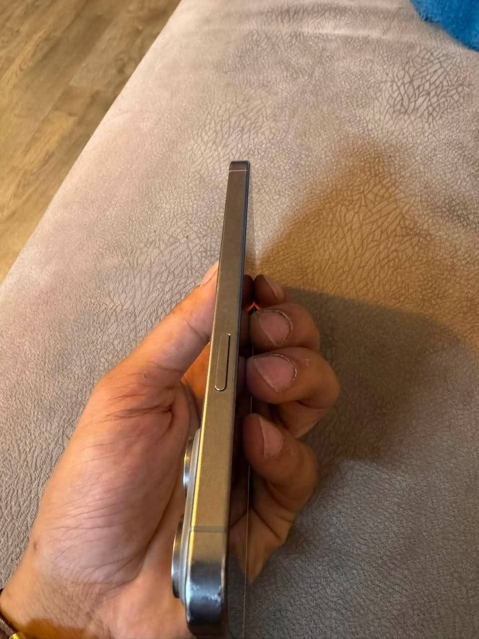 15pro max
ذاكره 256 
بطاريه 82 
العدسه كامره مفطوره وبي خط بشاشه 
سعر 850 وبي مجال بسيط 
*********** اتصال
