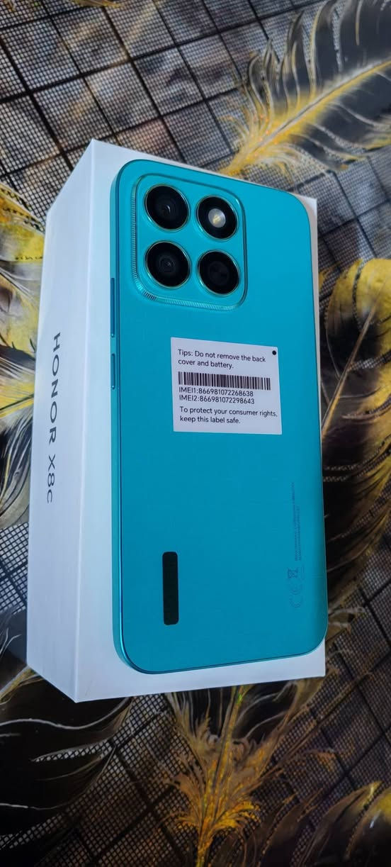 ألسلام عليكم للبيع 
HONOR X8c  

✅ الشاشة: OLED بحجم 6.7 بوصة، دقة 2412×1080، وتردد 120Hz.

✅ المعالج: Qualcomm Snapdragon 685 بدقة تصنيع 6 نانومتر.

✅ معالج الرسوميات: Adreno 610.

✅ الرام: 8GB، ويدعم توسيعها افتراضيًا حتى 16GB (8+8).

✅ التخزين: 256GB 

✅ الكاميرا الخلفية: مزدوجة 108MP + 5MP، والكاميرا الرئيسية تدعم OIS للتثبيت البصري.

✅ الكاميرا الأمامية: 50MP مع إضاءة للسيلفي.

✅ تصوير الفيديو: حتى 1080p@30fps.

✅ البطارية: 5000mAh.

✅ الشحن: سريع بقوة 35W.

✅ النظام عند الإطلاق: Android 15 مع MagicOS 9.0. 

✅ مقاومة الماء والغبار: IP64.

✅ الوزن: حوالي 174 غرام.

✅ السماكة: حوالي 7.12 ملم.

✅ البصمة: قارئ بصمة تحت الشاشة.

✅ الشبكة: 5G LTE وليس 4G

***********
