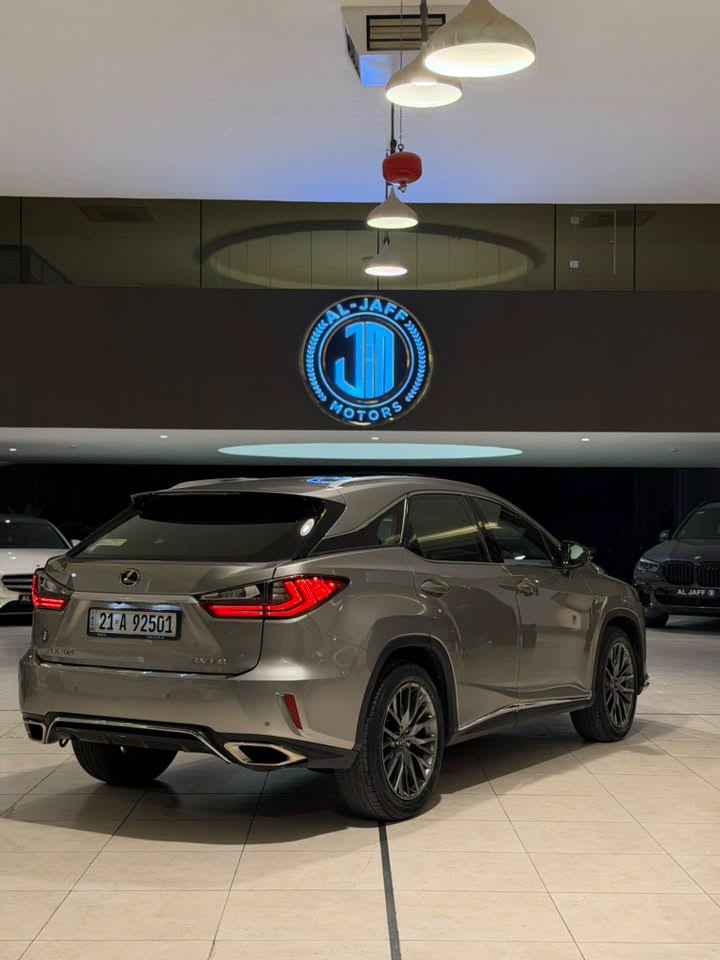 السلام عليكم 
للبيع فقط بدون مراوس
 لكزز  RX350 F Sport موديل 2019 خليجي وكالة ماشيه 70 الف كيلومتر ايد وحده من الشركة لحد الان
🚨بصمتين شركة وكارت وياها 
السياره اعلى مواصفات (بانوراما ورادار ونقطة عمياء وكشنات جلد احمر بلادي وتبريد وخزن وبصمات وصندوك كهرباء وفور ويل وبردات وكامرا وتحديد مسار وحساسات وبعد كلش هوايه مواصفات 
السياره مكفوله بدون صبغ حتى الدعاميات بشرط وگير ومكينه وحداديه كلها بشرط 

السياره مرقمه وجاهزه 
السعر : 295$ ورقه 
للاستفسار: ‭ ***********  ‬
العنوان : السليمانية المعارض الجديده معرض(الجاف)
