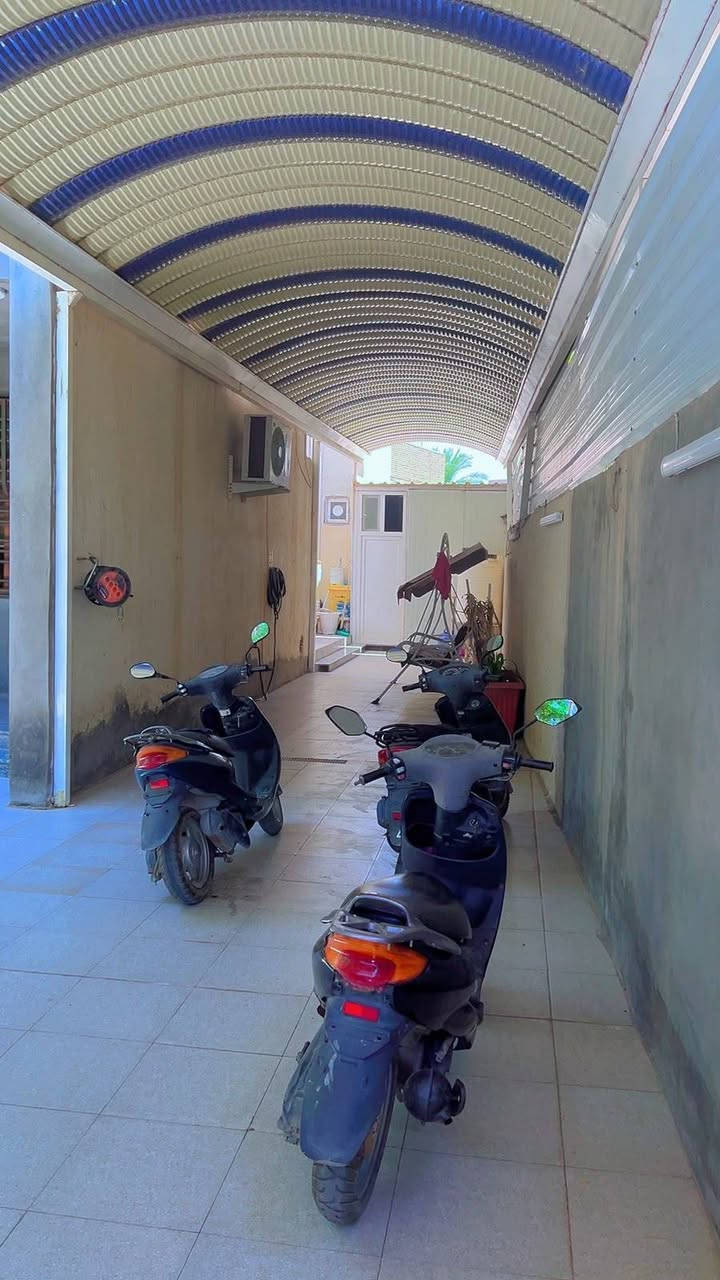 المساحه 350 متر 
3 غرف 
5 حمامات 
هول ومطبخ واستقبال 
مخزن 
كراج ياخذ 3 سيارات
بناء درجة اولى 
عوازل للسقف فوم للاستفسار ***********

