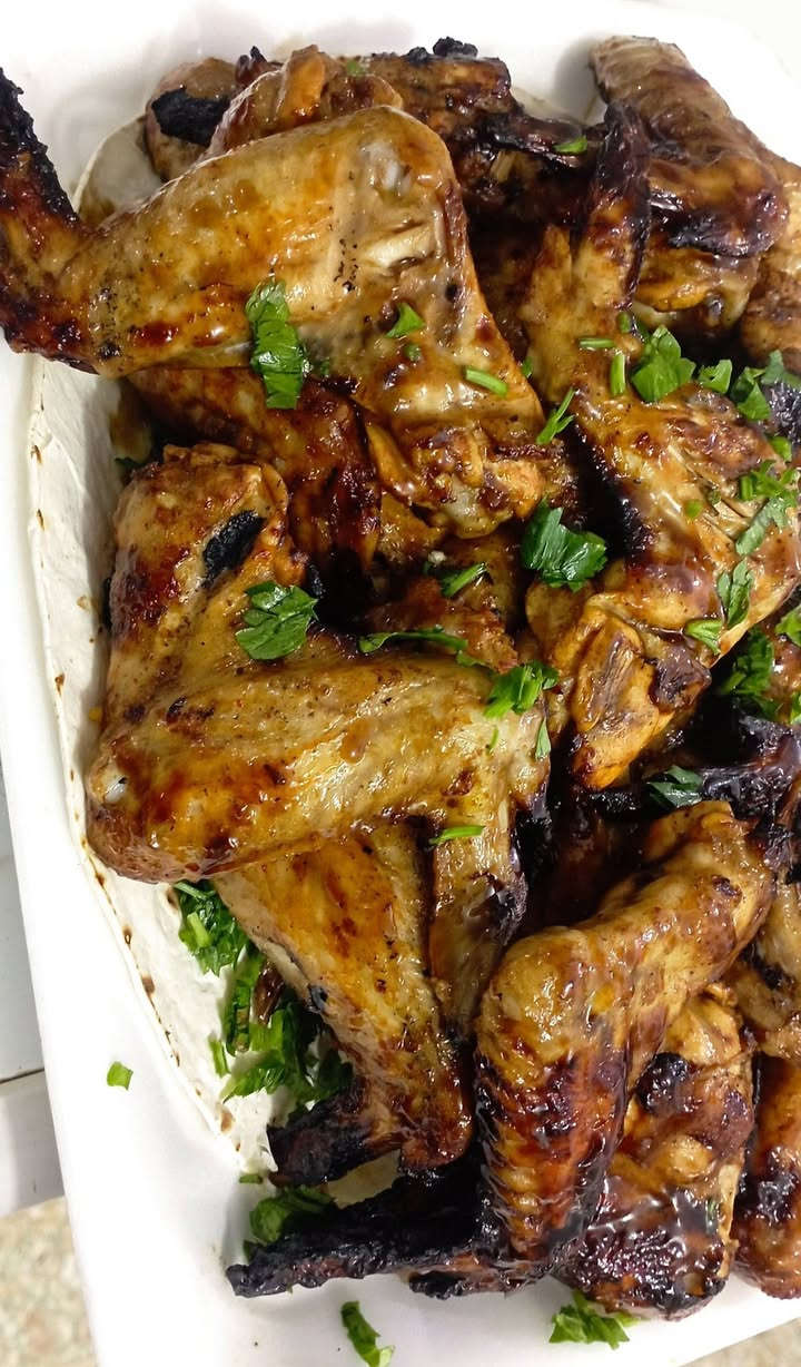 🍗🔥 زاد أهلنه جابتلكم نكهة تكساس للحلّة! 🇺🇸
لأن نحب نجيبلكم كل جديد ومميز، حضّرنالكم تشكيلة أجنحة دجاج بطعم غير شكل 😍
🍗 أجنحة مشوية ومتبلّة بتتبيلة خاصة، بطعم غني ولذيذ يخليكم تطلبوها مرة ومرتين!
🔥 أجنحة دجاج مقلية ومقرمشة بصوص البافلو، قرمشة من برّه وطعم حار ولذيذ من جوّه، ويّاها صوص خاص للتغميس يزيدها متعة! 🤤
🌶️ نكهة تكساس وصلت للحلّة، وتجربة جديدة ومختلفة وفرناها إلكم بمطبخ زاد أهلنه!
يلا جرّبوها، وخلّونا نسمع آراءكم… لأن رأيكم يهمّنا وأهلنه يستاهلون كل جديد ❤️
مطبخ زاد أهلنه — الطعم الأصيل والنكهة المختلفة!

يوجد توصيل  داخل الحمزه والهاشميه
