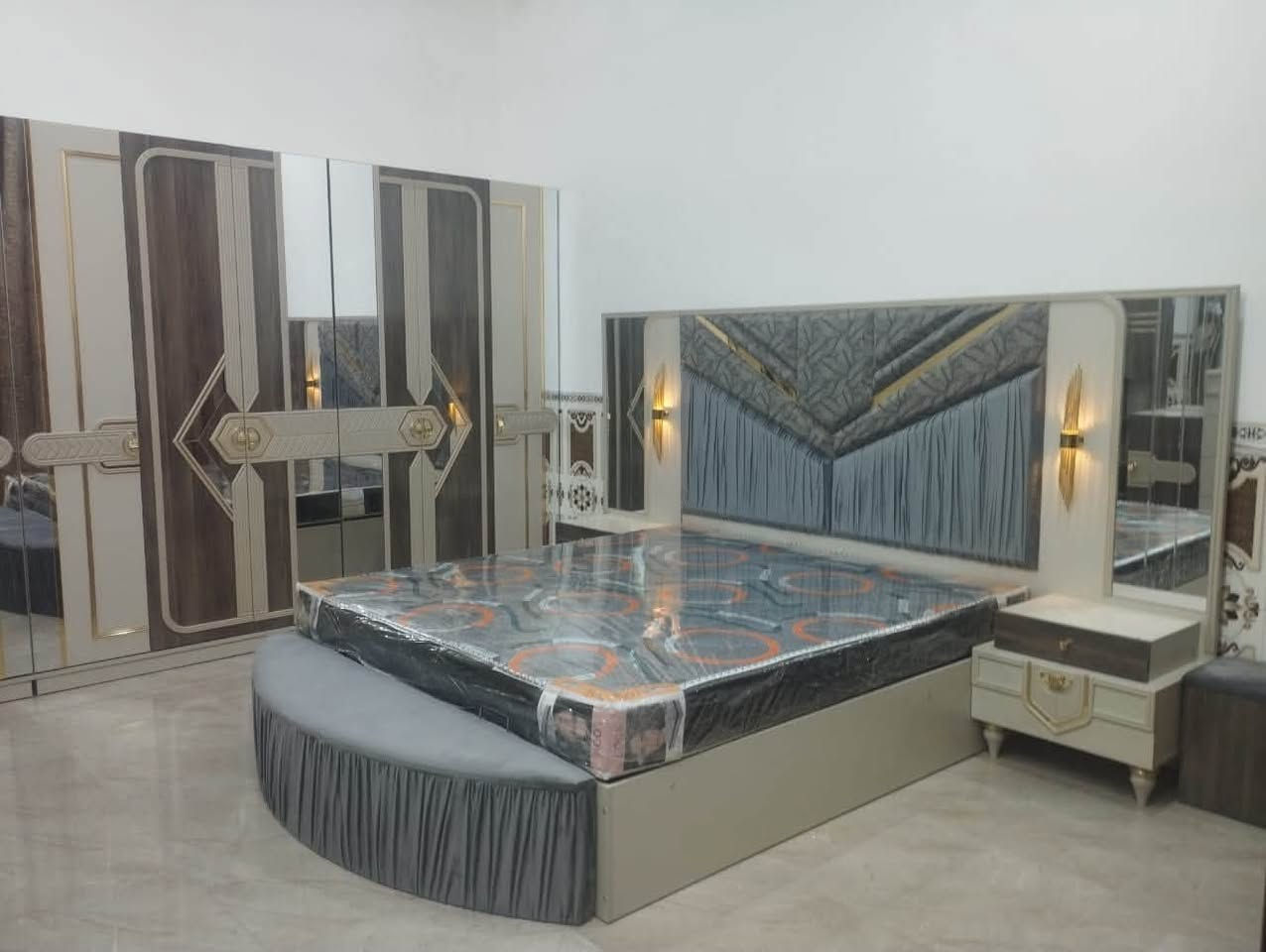 السلام عليكمً
يوجد غرفه نوم 
مستعمله سنه ونص
جديده مابيها اي نقص ✅
السعر مليون و٦٠٠ 
***********

