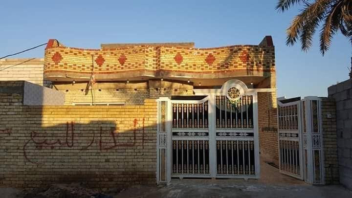 دار  طابو زراعي حق التصرف سعرة ١٥٠ مليون في گصيبة الاولى قرب الجملونات الخدمات كهرباء وماء .الشارع تبليط. يقع في فرع ركن مغلق للبيع او المراوس (المراوس) طريق شركة النفط يبعد عن شركة نفط ميسان( 2كم ونصف)  المساحة 250م يحتوي على غرفتين 4×4 و 5×4 صالة 4وربع ×6وربع . استقبال 4×6 مطبخ كبير مع ملحق حار . صحيات داخلية وخارجية كبيرة كراج للسيارة مع حديقة مغاسل وخلاطات درجة اولى حمام شرقي وغربي درج مرمر كاشي جلي موقعي  السقف صب كونكريت بناء درجة اولى للاستفسار . الاتصال . *********** السعر ١٥٠ مليون وبي مجال للشراي عمارة, ميسان
