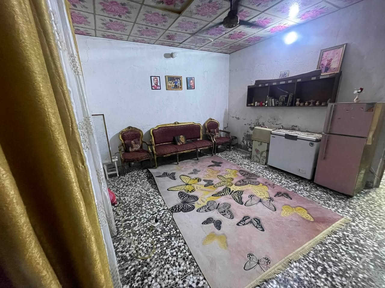 بيت للبيع

المساحه 100 متر

الموقع حي البساتين شارع الحـ شـ د

الطابق الارضي استقبال / ممر /صاله /مطبخ /حمام/غرفة نوم/ترك/منور 
الطابق الثاني /غرفة نوم /بلكونه/صاله/سطح 

التواصل ***********

