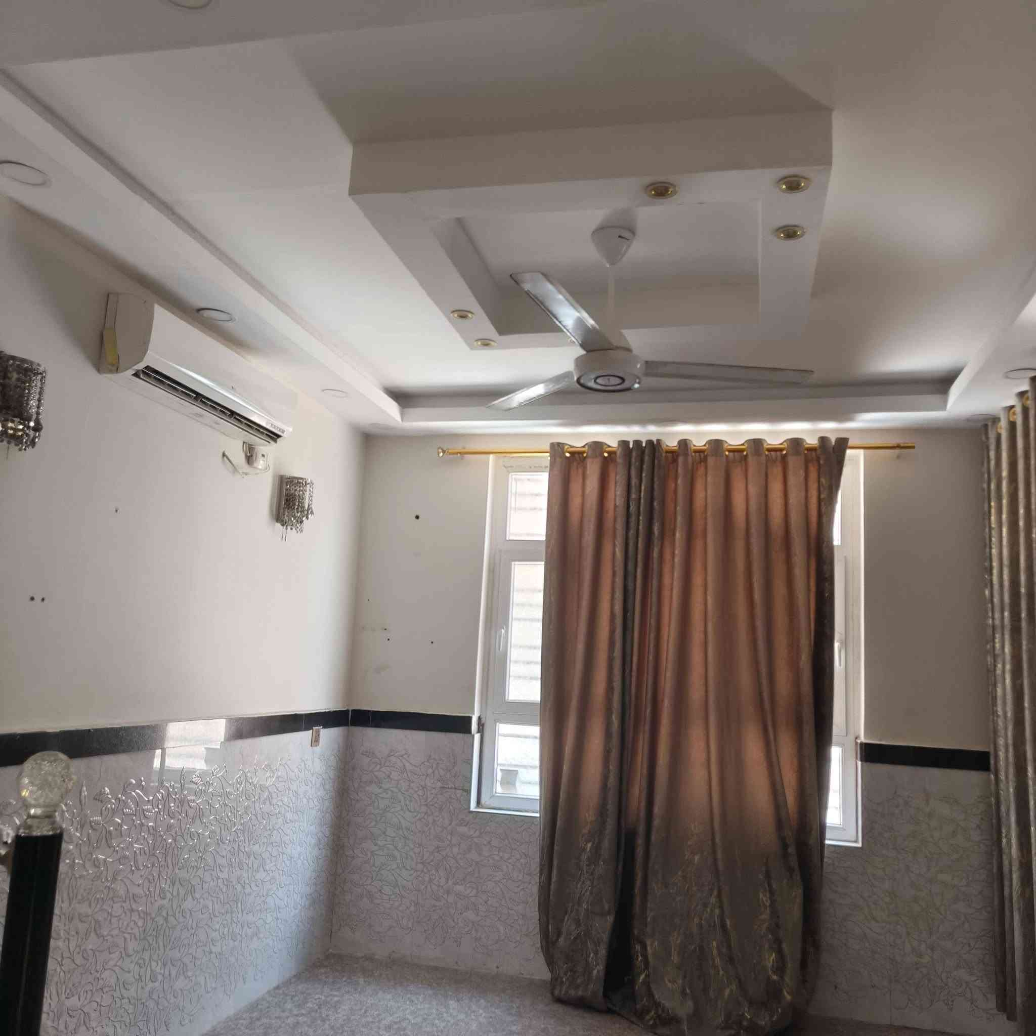 بيت للبيع المساحه ٥٠ متر
طابق ونص حي السندباد قرب مدينة العاب السندباد ويحتوي على اثاث السعر ١٥٥ 

الاستفسار ***********
