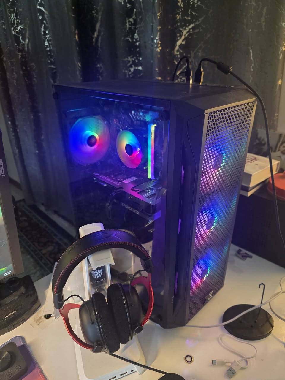 🟩المواصفات
◾️المعالج (CPU): Intel Core i5-12400F (الجيل الثاني عشر، بتردد 2.50 جيجاهرتز)
◾️​كرت الشاشة (GPU): NVIDIA GeForce RTX 4060 (سعة 8 جيجابايت)
◾️​الذاكرة العشوائية (RAM): 16 جيجابايت DDR4 (بسرعة 2666 ميجابت/ثانية)
◾️​التخزين (Storage): Lexar SSD NM620 بسعة 1 تيرابايت (من نوع NVMe)
◾️​نظام التشغيل: Windows 11 Pro (النسخة الأصلية)
_____________________________________
🟩محتويات التجميعه :
🔵شاشه رئيسيه 188 هيرتز حجم24
🔵شاشه ثانويه 100 هيرتز حجم 24 
🔵ستاندات للشاشتين واحد هايدروليك والثاني عادي موضح بالصور 
🔵سبيكرات MULTIMEDIA L2
🔵جويستك SVITDO
🔵ستريم داك MIRABOX
🔵ماوس VENOM WGC2
🔵كيبورد AJAZZ تحكم كامل مع عجله صوت وكتم 
🔵سماعه هايبر اكس كلاود 2 + ستاند بي منافذ USB RGB
🔵يو بي اس 3000A
🔵مايك FIFINE مع ستاند 
🔵ادبترات بمنافذ مختلفه عدد 3 لترتيب الكيبلات 
🔵ماوس باد مرتب حجم ٩٠×٤٠
🔵رينك لايت للشاشه 
________________
🟨ميز تفصال خشب اصلي مجرات ثنين وخانه 
الاساس على شكل L بس اني سويته كامل بالطول 

🟥هاي كل تفاصيل التجميعه الي حاب يستفسر اكثر يراسلني واتساب على هذا الرقم *********** 
ما متواجد ماسنجر فقط اتصال + واتساب 
🟣السعر 1750 مع كامل الملحقات بدون الميز سعر الميز وحده 300 الف
