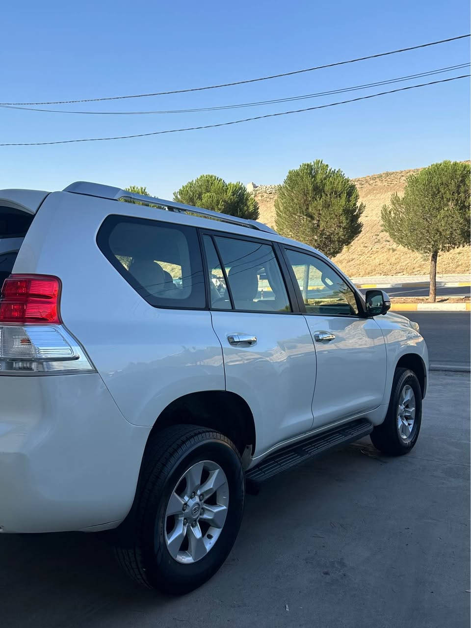 Toyota prado 2011 
٢٠٠ هه زار كم رويشتووه 
بسته ك بوياغى هه يه له ده ركه ى 
هه زه و پاكانه ى قانونى بؤ كراوه هيچ كيشه نيه له مرور و مفرزه سعرى ١٤٥ كه ميك مجال 
*********** أربيل, العراق
