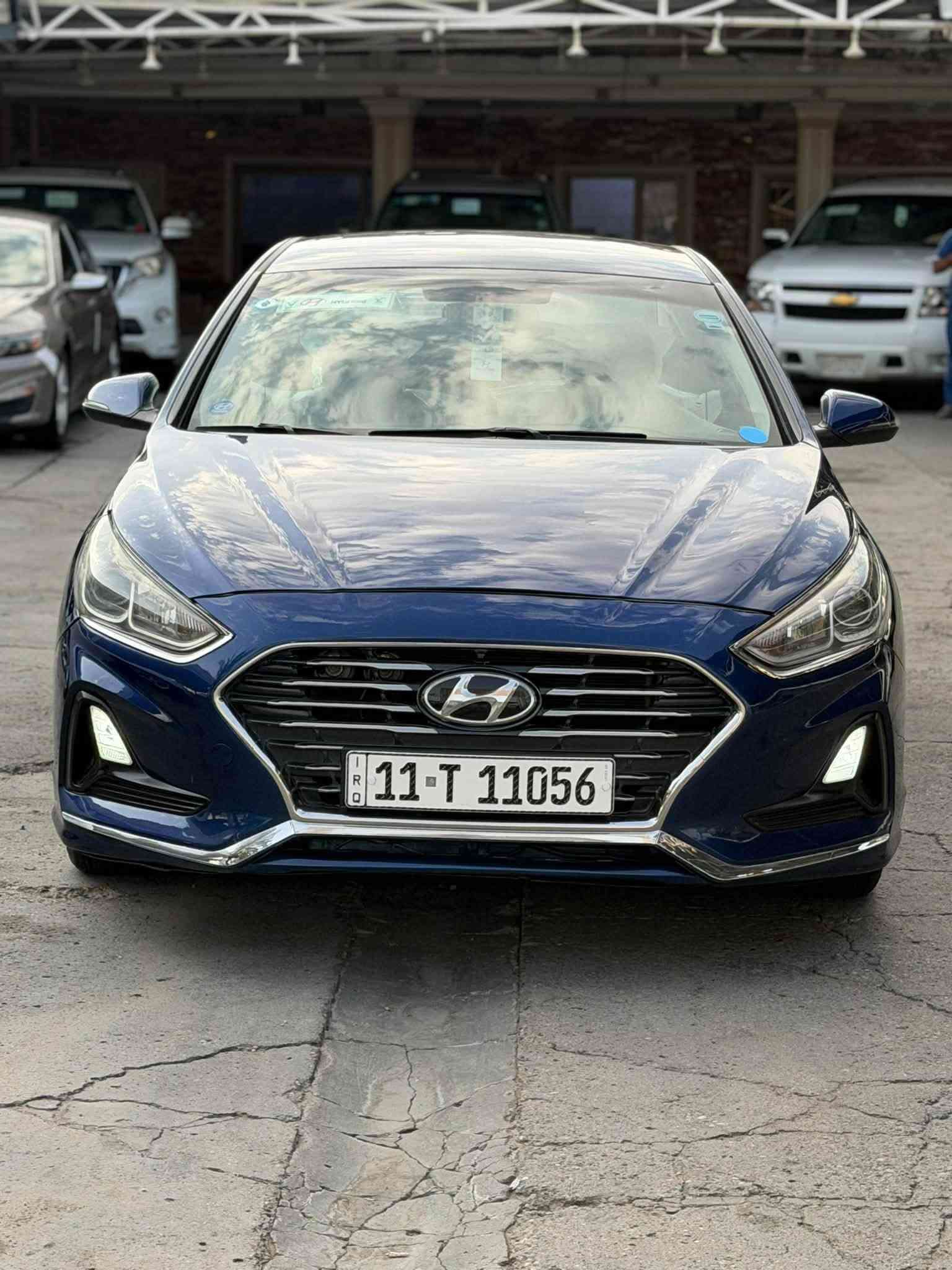 السلام عليكم للبيع هونداي سوناتا وارد كندي حادثها سطحي بنيد فقط بدون دواخل لباقي كفالة عامة مكينة وكير مكفولات وبيها منضومة غاز يعني انسة الصرف والدوانز  حدادية وتبريد وتخم تاير شاشة وكامرة حساسات خلفية رادار جانبي مري كهرباء ماشية 80 الف كيلو رقم بغداد دولي سيارة جاهزة وجديدة على وضع الشركة العنوان البصرة الامن الداخلي السعر 127 وبيها مجال للاستفسار الأتصال ***********/***********
