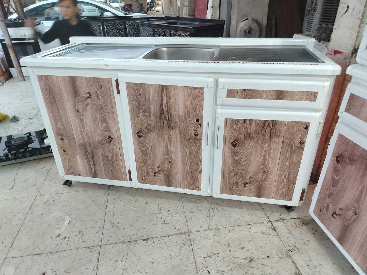 للبيع كونتر ارضى ملحق مترين نضيف سنك متر نص شغل تقيل سعر ٢٩٠ بي مجال *********** اسيا ***********

