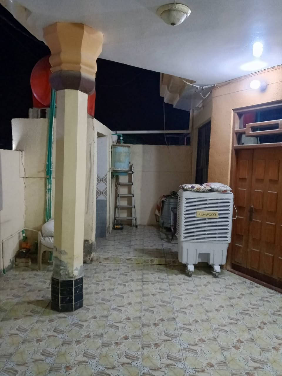 سلام عليكم بيت للبيع الصويرة طريق المطار مقابل معمل الحليب يتكون من ثلاث غرف وصالة ومطبخ واستقبال مساحته البيت الكليه 200 مكلف بنشر رقم صاحب البيت ***********
