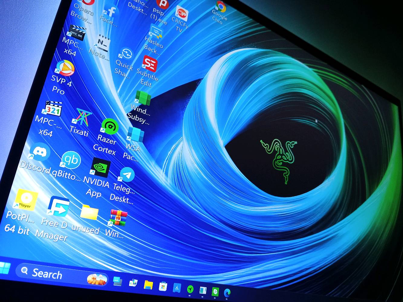 Razer Blade 18 2025 (RTX 5070 Ti) Dual 4K UHD+240Hz | FHD+440Hz Gaming Laptop
(🍀 للبيع فقط🍀) 
سعره ببعض الدول حاليا كجديد
Its price as new in some countries:
3,500$ in USA
3,600£ in UK
3,700€ in Europe 
5,000$ in Singapore
20,00 SAR in Saudi Arabia
لابتوب كيمنك اشبه ب PC متنقل. 
بهيكل من الألمنيوم.. وبشاشة مضادة للانعكاسات. 
يشغل أقوى الألعاب بأعلى إعدادات وفريمات ويشغل افلام 4k
قابل لزيادة RAM الى 96GB و Storage الى 8Tera
يمكنك إضافة RTX خارجي ايضا.
صوته عالي فيه 6 سماعات. 
It's loud.. it has 6 speakers.

Gaming Laptop: Razer Blade 18 2025 Dual 4k UHD+ 240 Hz  FHD+ 440 Hz 
Graphics: NVIDIA GeForce RTX 5070 Ti (12 GB GDDR7 VRAM)
Processor: Intel CoreTM Ultra 9 275HX
Storage: 1 TB SSD Memory: 32 GB
Screen Size: 18 inch   16:10
400 Watt
Thunderbolt 5
You can add RTX External too
Other Features.................... 
No damage, clean 100% 
Used like new

سأعطيك معه مجانا:
I will give you with it:
إضاءة تفاعلية تتغير مع ما هو معروض على الشاشة. 
Backlight that reacts to what is displayed on the screen - Free

حقيبة ظهر تناسب حجمه
Backpack that fits its size - Free

 برنامج SVP 4 PRO لزيادة السلاسة و عدد الفريمات اثناء مشاهدة الافلام والمسلسلات. /حذف الأطارات السوداء من الافلام والمسلسلات والأنمي. 
SVP 4 PRO Program to increase Movies frame rates /And remove black bars from Anime, Movies and T Series
السعر شكد نهائي؟ وهل أكو مجال بسيط للمساومة لو ثابت؟: 
بيه مجال للشراي