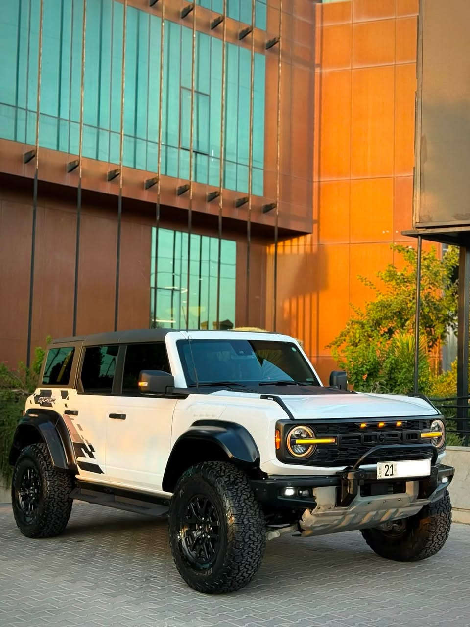 🔥 Ford Bronco Raptor 2023 – PERFORMANCE
للبيع فقط
فورد برونكو راپتور پيرفورمنس

🔥 المحرك والأداء
• المحرك: 3.0L EcoBoost V6 Twin-Turbo
• القوة: 418 حصان
• العزم: 596 نيوتن متر
• ناقل الحركة: أوتوماتيك 10 سرعات
• نظام الدفع: 4WD – دفع رباعي
• نظام التعليق: FOX Adaptive HOSS 4.0
• نظام FOX Live Valve للتحكم بالمساعدات وامتصاص الصدمات
• إطارات: 37 إنچ Goodyear All-Terrain
• اكسل أمامية وخلفية قابلة للقفل
• Front Stabilizer Bar Disconnect
• الخلوص الأرضي: حوالي 33.5 سم
• حماية أسفل السيارة Steel Bash Plates
• أنظمة القيادة: Baja – Sport – Rock Crawl – Sand – Normal
• وضع Baja للقيادة السريعة على الطرق الرملية والترابية

🖥️ المقصورة الداخلية
• شاشة وسطية 12 إنچ
• نظام SYNC 4
• Apple CarPlay و Android Auto
• لوحة عدادات رقمية
• شحن لاسلكي للهاتف
• تشغيل بضغطة زر
• مقاعد Raptor
• مقاعد أمامية مدفأة
• تحكم مناخي أوتوماتيكي ثنائي المناطق
• نظام صوت Bang & Olufsen

🛡️ أنظمة السلامة والمساعدة
• Blind Spot Monitoring – مراقبة النقطة العمياء
• Lane Keeping Assist – المحافظة على المسار
• Pre-Collision Assist – نظام التحذير من الاصطدام
• Automatic Emergency Braking – فرملة طوارئ أوتوماتيكية
• Adaptive Cruise Control – مثبت سرعة متكيف
• Rear Cross-Traffic Alert – تنبيه حركة المرور الخلفية
• 5 كاميرات
• حساسات Parking

🚙 معلومات السيارة
📅 الموديل: 2023
🛣️ ماشيه : 36,000 
✨ بدون صبغ
📍 الموقع: السليمانية

📞 للاستفسار والاتصال: ***********
