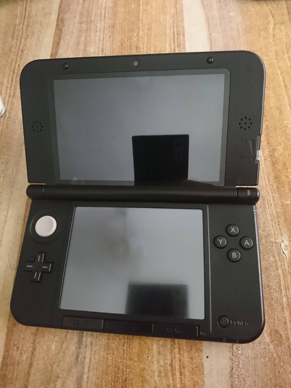 السلام عليكم جهاز 3DS XL مهكر رام 64 كيكا بي مجموعة العاب جهاز اخو الجديد شاحنه وقلم ويا لتواصل + جنطه ***********

