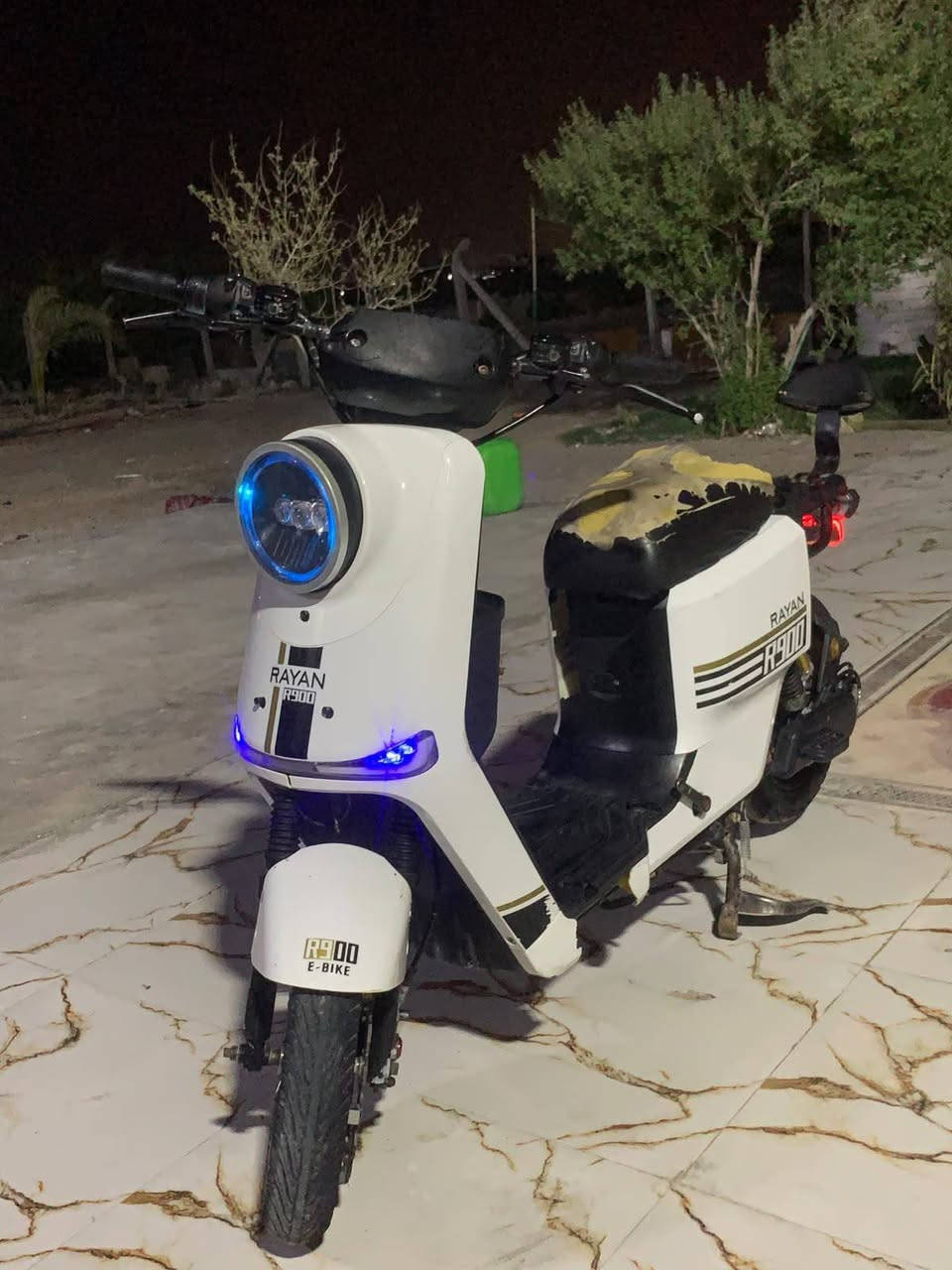 سلام عليكم دراجه شحن للبيع R900 مكفوله من كلشي كهربائيات كله شغاله توني شاد بطاريات جدد سعره 400وبيها مجال العنوان البصرة الزبير رقم ***********
