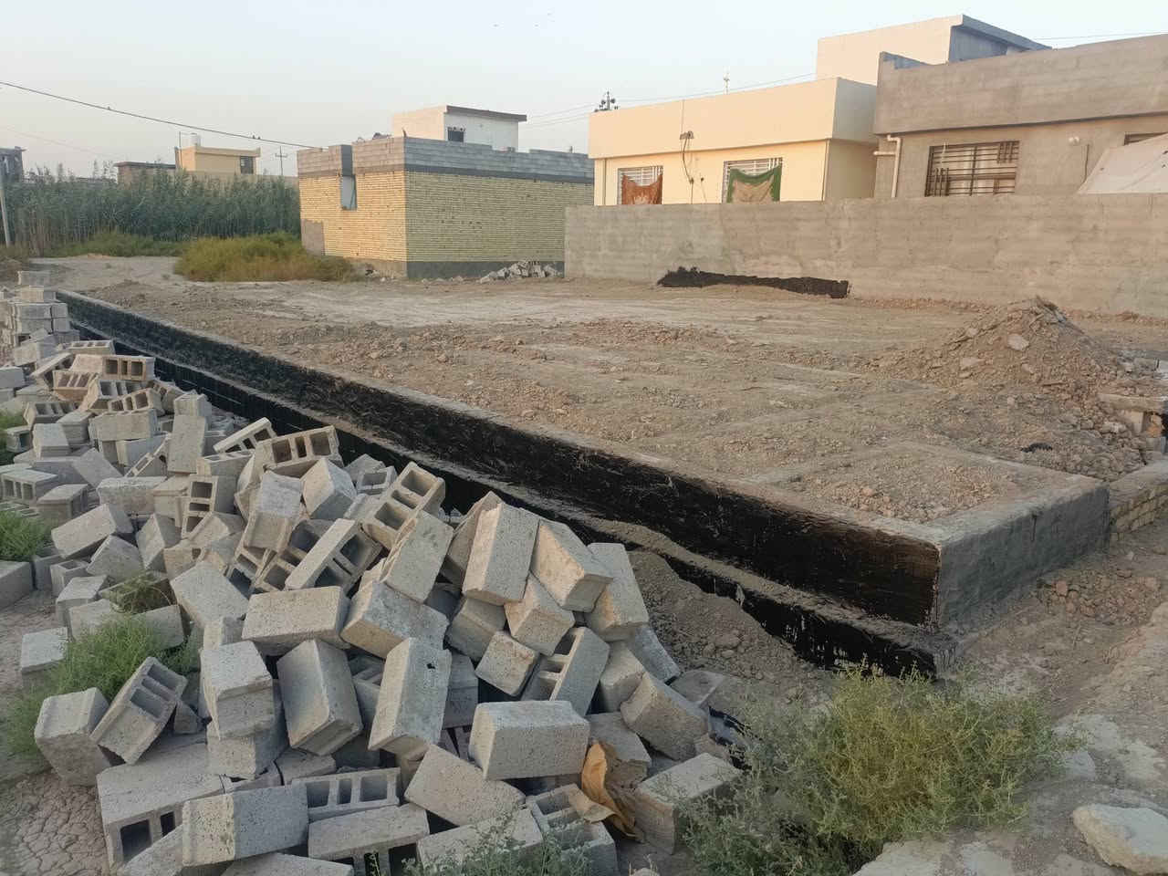 السلام عليكم قطعه ارض للبيع  حي المهندسين الثاني ثاني قطعه عن الشارع الرئيسي 160متر  وجه 8 ونزال 20 متر  مبنيه بتلو شغل درجه اولى صب مركزي  مزفت ومدفون غرفتين وهول ومطبخ واستقبال وصحيات خارجيه وداخليه ومناور  السعر 24 وبي مجال
***********
***********
