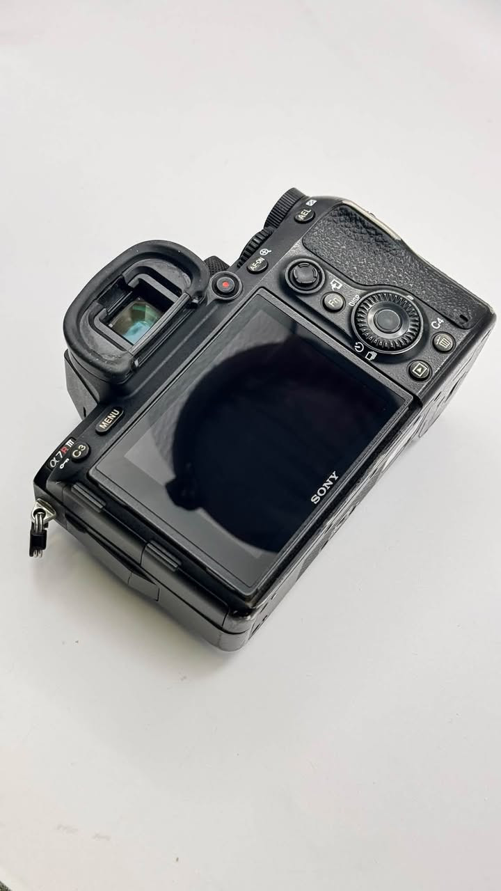 سوني A7RIII • كاميرا رقمية • للبيع
