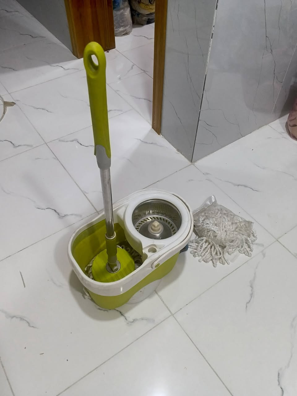 ماسحه ارضيه وتنشيف ووياها قطعه غيار أضافيه والماسحه تتكبر وتصغر السعر 15 ألف وبيه مجال قليل  ***********
