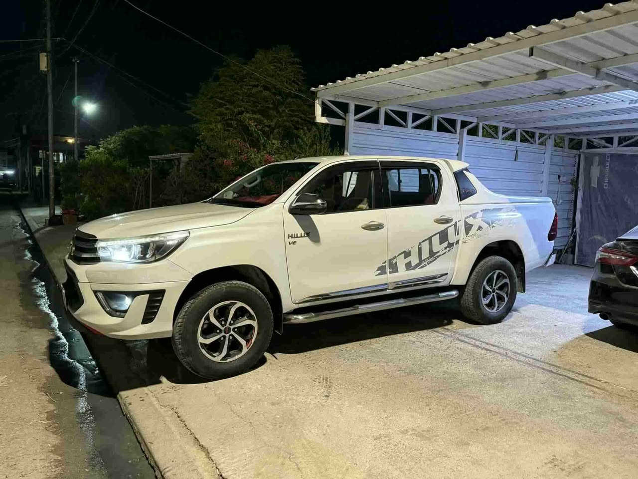 Toyota Hilux 2018 V6
مەرزیەی ٢٠١٨ شەش پستن نموونەیە لە جوانی شەریکە سید نهرۆیە بێ سبوغە بێ تعدیل گێر و مەکینە و اکسل و دەبل اکسل و تعویل بەشەرت  سعری ٢٨٥وەرەقە و مجال ***********
