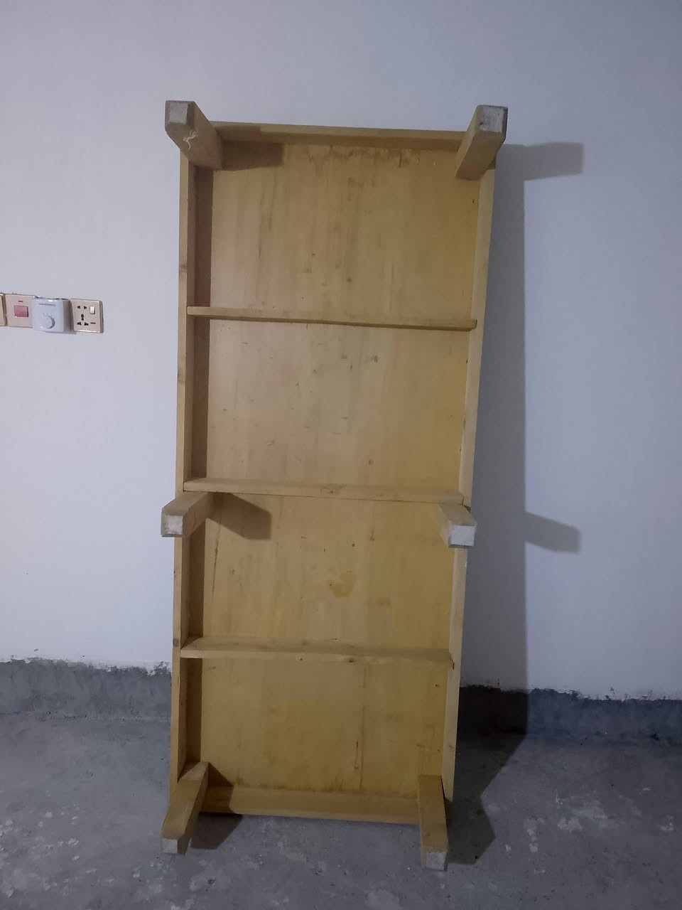 صوميه جربايه خشبيه للبيع بسعر مناسب 25 الف الطول 2متر والعرض1 متر الشراي يتصل واتساب ***********
