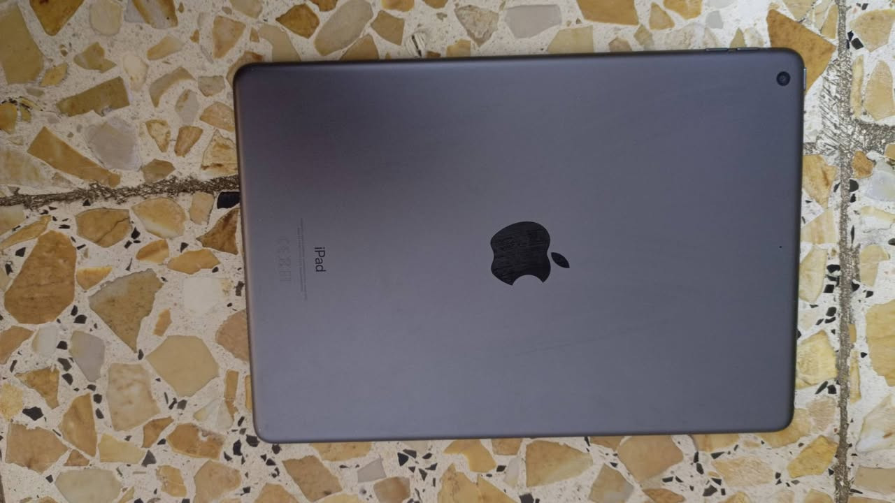 ايباد 9 
ذاكره ٢٥٦ 
بطاريه ٩٣ 
مكفول كفاله عامه 
كفر دفتري + قلم أنكر + شاحنه اصليه 
السعر ٣٣٠ و بي مجال حگ الجيه 
بغداد الدوره سوق الاثوريين 
***********
