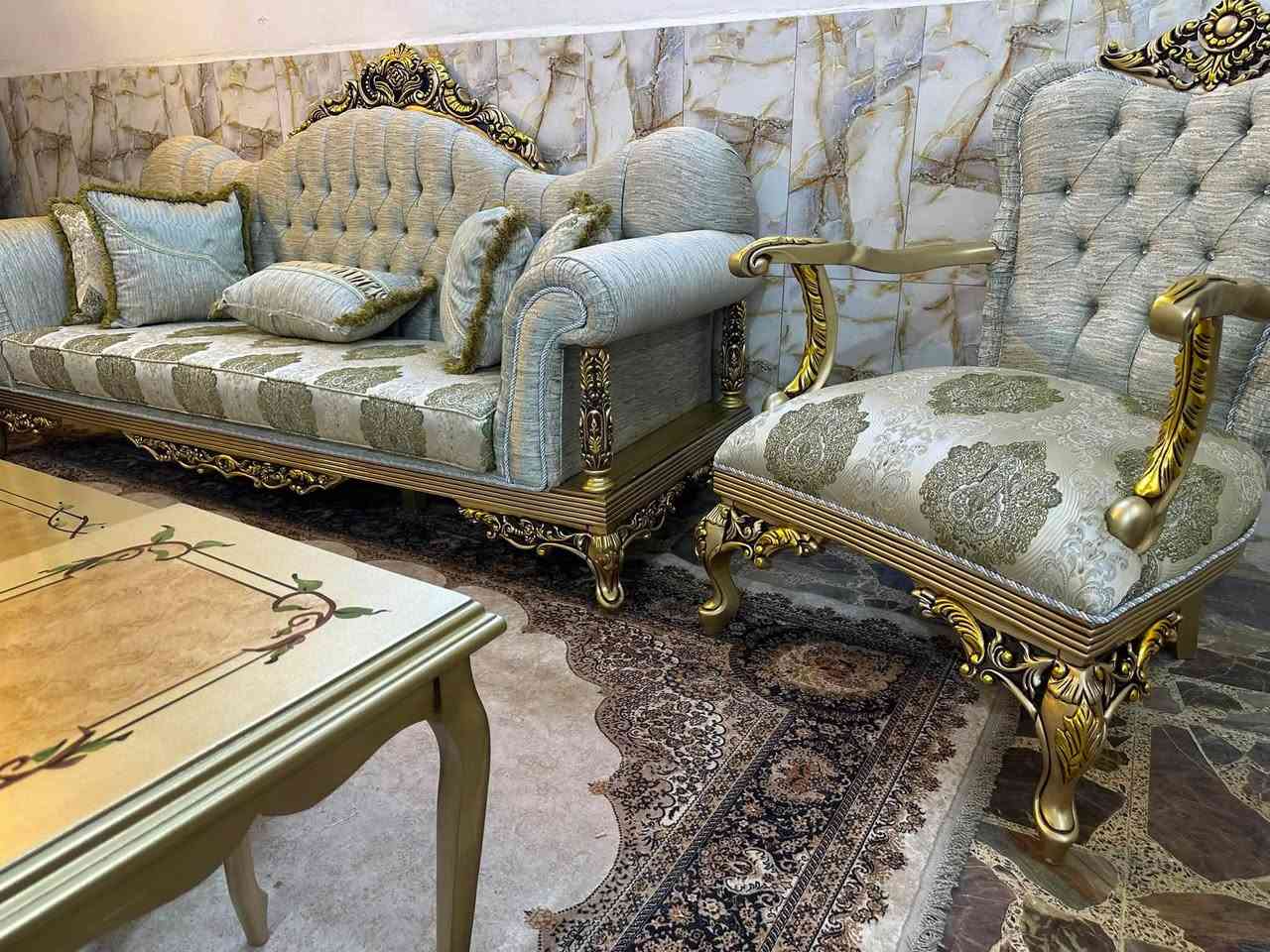 تخم ملكي اصلي خشب زان جديد مستخدم اشهر عشر مقاعد مع ثلاث طبلات مكانه المنصور ***********
