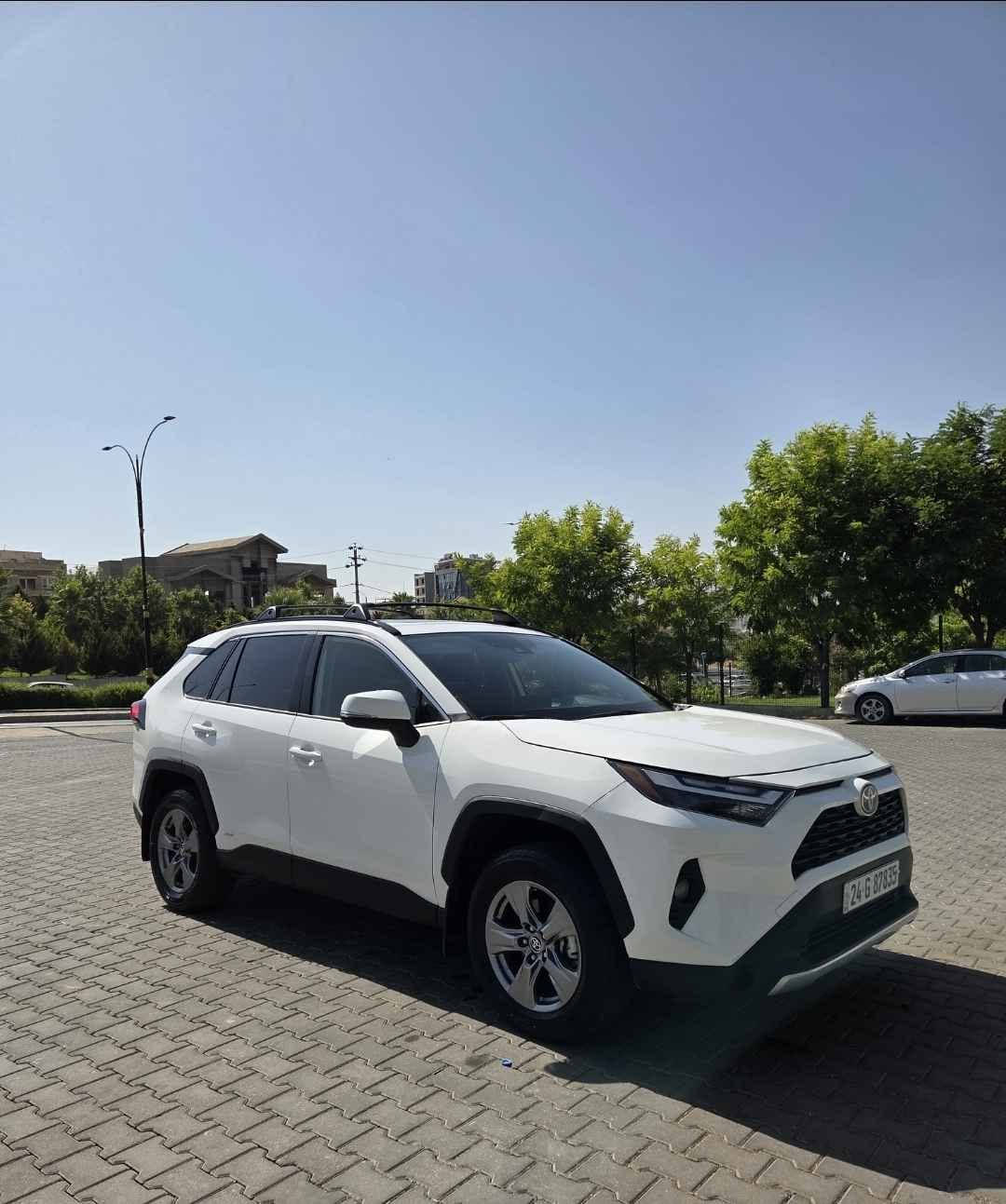 إعلان بيع سيارة تويوتا راف فور
​النوع والموديل: تويوتا راف فور (RAV4)، موديل 2025.
​الفئة: XLE هايبرد (HEV).
​اللون الخارجي: أبيض.
​العداد (الممشى): 26,278 كيلومتر.
​اللوحات المرورية: تحمل لوحات محافظة دهوك (24) مرقمة وجاهزة.
​استهلاك الوقود: اقتصادية جداً بفضل نظام الهايبرد، بمتوسط استهلاك مسجل يبلغ 6.3 لتر لكل 100 كيلومتر.
​المواصفات الداخلية والتقنية:
​شاشة وسطية حديثة تعمل باللمس تدعم نظام (Drive Connect).
​شاشة عدادات رقمية تعرض معلومات تفصيلية لنظام القيادة الهجين (ECO, CHG, PWR).
​المواصفات الخارجية:
​مزودة بسكك سقف علوية (Roof rails).
​عجلات ألمنيوم (جنوط) خماسية الأضلاع.
​الملحقات الإضافية: تأتي السيارة مع كتيبات الضمان ودليل المالك الأصلية لعام 2025، بالإضافة إلى حصيرة مطاطية لحماية أرضية الصندوق الخلفي.
​السعر: 28,000 دولار (280 ورقة).
​للتواصل والاستفسار: *********** دهوك, العراق
