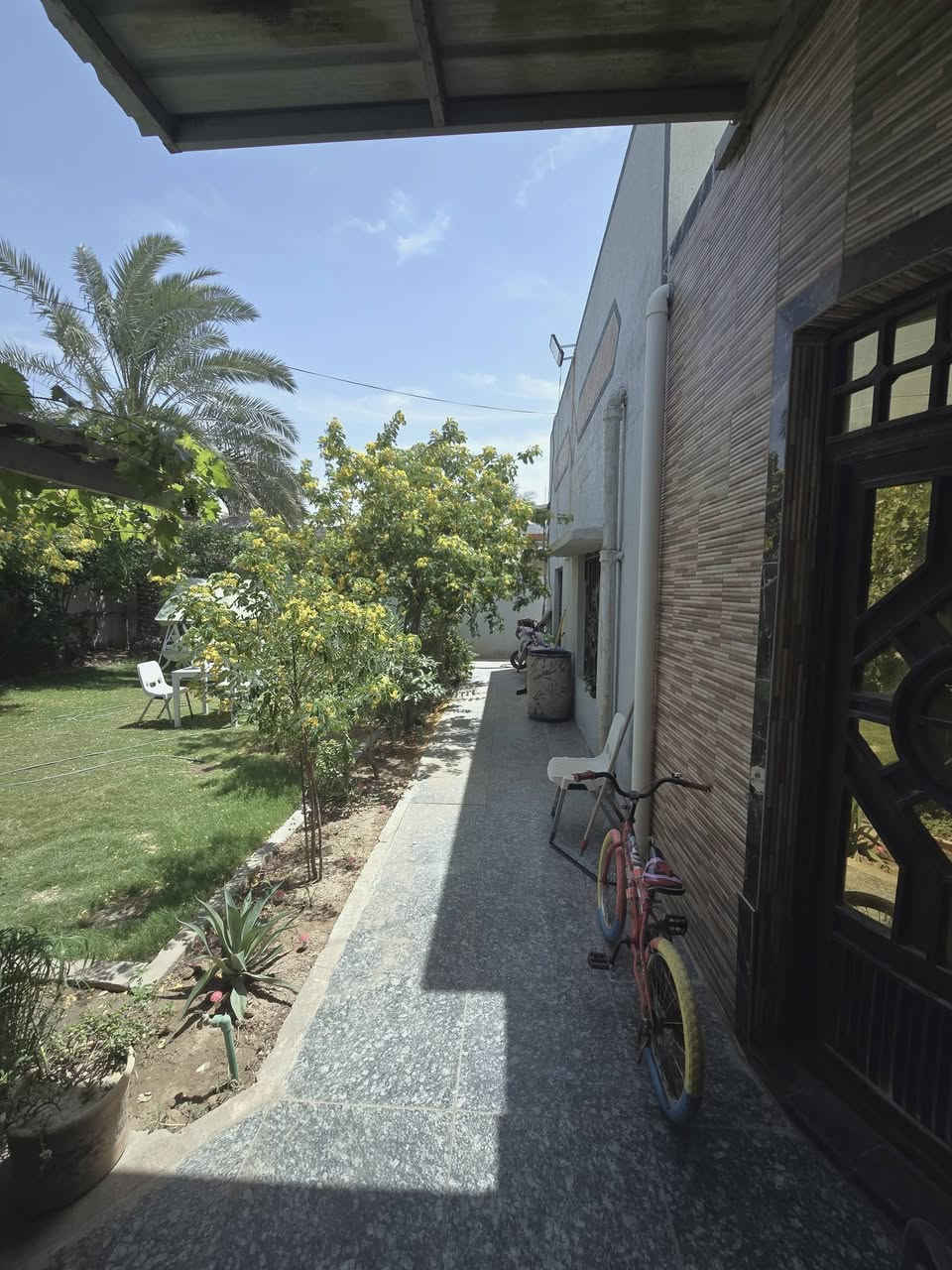 دار للبيع طابو سكني
طابقين
دور النفط / دور المهندسين / قرب سدة دور النفط / وقرب اسالة ماء دور النفط
المساحة 443 م²
الوجهة 16.5م النزال 27م
بناء 2016 
نظيف جدآ 
الارضية للطابقين من اجود انواع المرمر والكرانيت
كامل وجاهز للسكن بدون اي نقص
نصف مؤثث
يتكون من
 كراج 75 م² 16×4.5م - يسع 3 سيارات كبيرة
حديقة 100 م²
* الطابق الارضي يتكون من غرفتين 4×5 م
استقبال 8×4 م مع مدخل وصحيات خاص للضيوف
صالة ومدخل رئيسي للبيت 8×4 م
مطبخ حار وبارد 6×4 م
غرفة غسيل ملابس 
مخزن كبير 4×6 م
مخزن صغير 1.25×1.5 م
حمام 1.5×2 م
تواليت 1.25×1.25 م
* الطابق الاول يتكون من
3 غرف نوم كبيرة
صالة كبيرة
مطبخ
صحيات
* مؤثث بالكامل وجاهز للسكن 
مع سبالت عدد 8 شغالة وممتازة جدآ
3 كنتوري
5 جداري
منظومة كاميرات
منظومة تحلية مياه الشرب
منظومة تصفية مياه الاسالة
سخان عدد 2
منظومة انترنيت
ماطور مياه صاعد 
ماطور مياه نازل
للاستفسار والتواصل الاتصال على رقم الهاتف
***********
