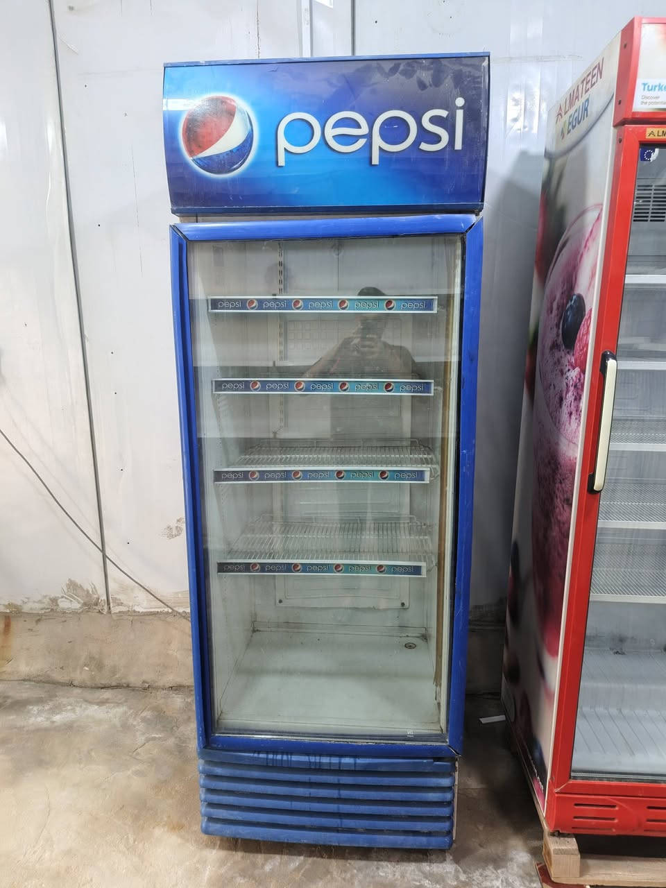 سلام عليكم
للبيع للبيع فقط 
عندي برادات للبيع مابيهن شي مستعجل على بيعتهن البرادات اكبار مو من هذا الحجم الصغير 
مكاني نجف 
***********
