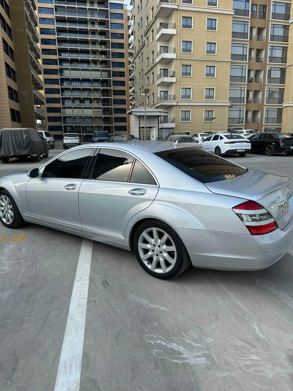 لعشاق الفخامة ( مارسيدس خليجي ) 
مارسدس / S 350 محرك مرغوب تنفس طبيعي , لارج باب طويل 
موديل 2008 
 ماشيه حقيقي (189 KM) 
الداخل اسود  
(السياره رقمة اربيل بسمي  وبيهه كتاب تضليل سنه ) سنوية ب اسمي تنتهي سنة 2029 
السياره حلوه وكامله ومال جناي . 

مواصفات السيارة ...
-محرك 6 سلندر تنفس طبيعي المرغوب ,  كير أوتو تعليک
-فتحه سقف 
-اربع ابواب بصمة
-شفتات ستيرن
-تبريد قطعتين
-شاشة اصلية بنظام تحويل بين الكار بلي والشاشة الاعتيادية
-مفتاحين تشغيل بصمة 
-باب طويلة , مقعد خلفي  رئاسي
-4 كشنات جلد تدفئه تبريد
-جكات رفع السيارة و أبواب شفط 4
-جنطه شفط , سايد بريك بصمة
-ناظور ليلي
-تلفون و ماوس
-بردات كهرباء 
-ستيرن كهرباء متحرك
-مقاعد كهرباء + تدفئة تبريد
-مري شفط وقلاب + أشاير
-3 وضعيات قيادة خزن ميموري
-سستم سماعات هارمن كاردون
-سيدي changer 
-حساسات امامي خلفي
-مثبت  ومحدد سرعة
-انارة الداخل والدشبول 
-ويل كب تو سايز أصلي نجمة حجم 20
-(وبعد بيها هواي مواصفات)
-السياره خليجي بدون صبغ 
والسياره كاملة والكمال ل لله وبدون اي نقص 
وبالعافيه ع الياخذها ..
السعر 200وبيها مجال بسيط 

مكان السيارة : بغداد المنصور 

رقم صاحب السيارة
 ***********
***********
الشيخ ابو غيث
