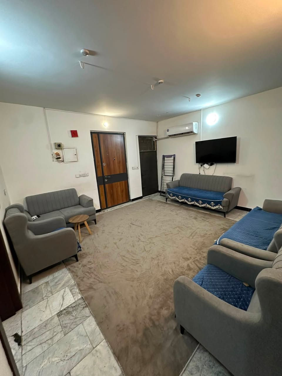 � شقق مؤثثة للإيجار – الكرادة 🏠
✅ غرفتان نوم

✅ صالة مريحة

✅ مطبخ متكامل

✅ حمام

✅ مؤثثة بالكامل وجاهزة للسكن

✅ مناسبة للعوائل والسكن الهادئ.

📞 للاستفسار والحجز:

***********

🏢 كما يمكنكم زيارة مكتبنا للاستفسار والحجز على العنوان التالي:

الكرادة داخل - مجاور دايموند مول / شارع علاء حداد
