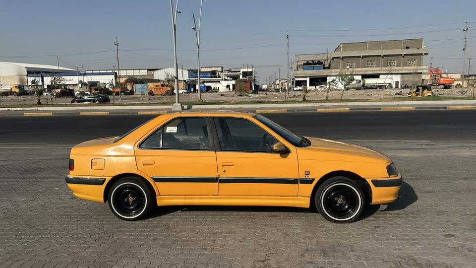 السلام عليكم بيجو بارص ١٨ سياره حلوه ونظيفة مكينة بيها تبخير ومبدل بيها باب خلف السائق الباقي مكفول تبريد شغال السياره اقصاط ومخلصة راعيها موجود  العنوان بصرة رايدها ب٤٠وبيها مجال هـ ***********
