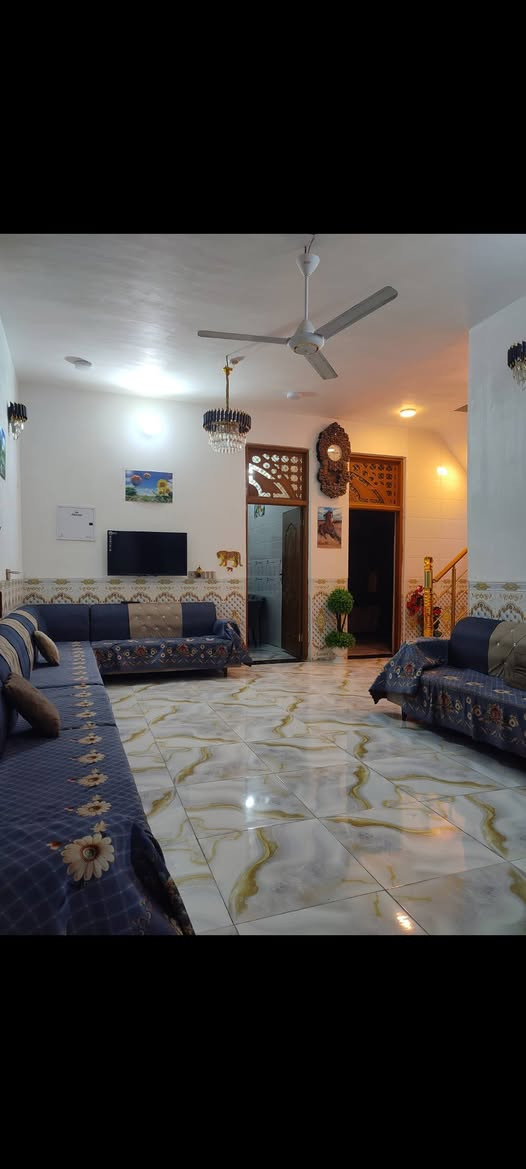 الدار للبيع المساحه الكليه 200متر بناء طابوك وصب تسليم مفاتيح ثاني يوم بعد البيع//  طابو زراعي سند 25// تريده مع الاثاث او بدون اثاث حسب رغبه المشتري 
البيت متكون من {{ استقبال+ صاله+ غرفتين نوم+ مطبخ داخلي وخارجي+ مجمع حمامات داخليه وخارجية}}
🔴 يبعد عن شارع العام مسافه { 10 امتار} عرض شارع 8 أمتار 
🔴الموقع طريق المعاره بالقرب من حسينيه السجاد// 
* السعر خاص او اتصال 
** الاستفسار أكثر خاص او اتصل ***********
