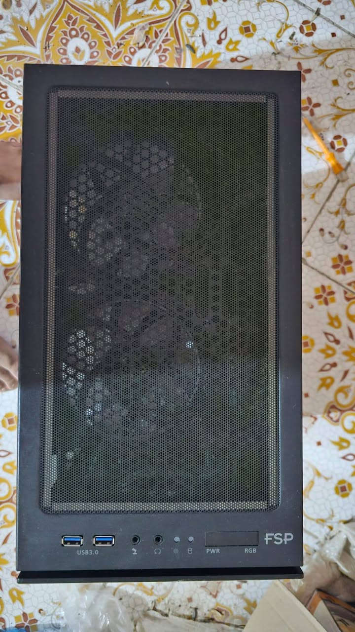 الســلام عليكم
PC للبيع

* **الكيس (Case):** FSP، زجاج مقوى (Tempered Glass) من الجوانب.
* **المعالج (CPU):** Intel Core i7-13700KF (الجيل الثالث عشر).
* **اللوحة الأم (Motherboard):** Gigabyte Z790 Gaming.
* **الذاكرة العشوائية (RAM):** TeamGroup **T-Force RGB** DDR5 بسعة **32GB (2×16GB)**، بتردد **6000MHz** أو أعلى، وتوقيت **CL30** أو أفضل، ومتوافقة مع منصات **Intel** و**AMD**.
* **بطاقة الرسوميات (GPU):** NVIDIA GeForce RTX 4070 من شركة **GALAX**، إصدار **3 Fan**.
* **التخزين (Storage):**

  * NVMe SSD بسعة **1TB**.
  * SATA SSD 1**256 GB**
* **التبريد (Cooling):**

  * مبرد مائي (Liquid Cooling) للمعالج.
  * إضاءة RGB.
  * **6 مراوح RGB** لتدفق الهواء (3 مراوح إدخال + 3 مراوح إخراج).
* **مزود الطاقة (Power Supply):** FSP Hydro بقدرة **750W**.

✨ القطع كلهه نضيفه جدا والحراره جدا ممتازه 

واخيرا السعر المقدس..
1800 الف

واتساب
 ***********
