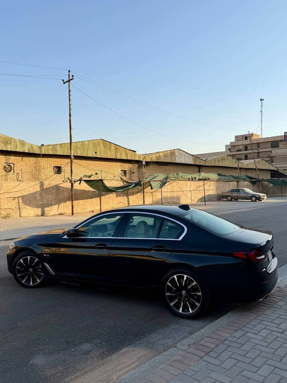 BMW530e
موديل 2022 
هايبرد بلكن هايبرد 
 اللون اسود
وارد امريكي بدون ايرباك قطعتين صبغ 

مواصفات:
محرك ٢٠٠٠ توربو
٣ وضعيات قياده (سبورت- هايبرد -كهرباء)
داخل اوف وايت 
ماوس تحكم
فتحة سقف
جنطه كهرباء
حساسات امامي خلفي
رادار استشعار المركبات من الامام
تدفئة كراسي
تحديد مسار
شفتات ستيرن
مري كهرباء 
كراسي جلد وكهرباء
ميموري خزن وضع سائق
مسويلها صيانة عامه (سيرفس كامل )
ومسويلها حمام وبولش
سياره مابيهه نقص صفر مسج
رقم جديد هزه جديدة 
السيارة كاملة والكمال لله 
ماشيه 56 الف مايل 
سعر ٢٩٠ وبيها مجال بسيط 
مكانها  الاعظمية
تواصل ***********
