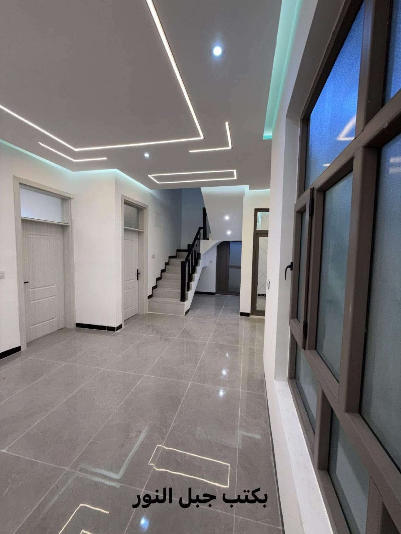 فرصة ذهبية للبيع | منزل طابقين بتصميم حديث ✨
📍 الموقع: دور الزراعة الثآلثه 
📐 المساحة: 180 متر
📜 النوع: طابو زراعي (سند 25 ملك صرف)
🏠 تفاصيل توزيع البيت:
 الطابق الأرضي:
 استقبال واسع للضيوف
 مطبخ مجهز
 صالة معيشة مريحة
 غرفتي نوم (2)
 صحيات داخلية وخارجية
 الطابق الثاني:
 غرفتي نوم (2)
 صحيات
 سطح واسع
✨ المميزات والديكورات:
 ديكورات نقوش مغربية فاخرة تضفي لمسة جمالية أنيقة.
 منظومة إنارة مخفية حديثة تبرز جمال التفاصيل.
📞 للاستفسار ومزيد من التفاصيل، يرجى الاتصال على الرقم:
📞 *********** 📞
أو تفضلوا بزيارة مكتب الحمداني للعقار.
☎️ *********** ☎️

نص مكتوب في الصور:
- مكتب جبل النور
- بكتب جبل النور