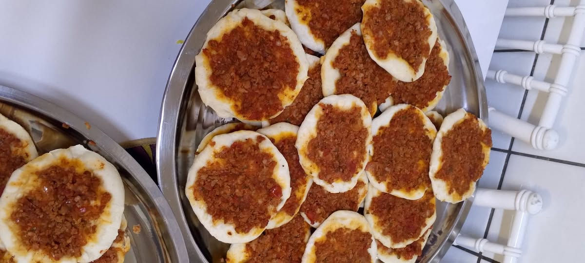 مرحبا اني اشتغل اسوي كبب يعني اللحم والمواد عليكم .. اللحم والتمن والجريش وطحين التمن والبطاطا .واني شغل ايدي 15 الف ولحم بعجين والطماطه والفلفل والمعجون والبصل عليه 
يعني كيلو كبه جريش الكيلو 15 
وكبه حلب الكيلو 15 الف 
كبه بوتيته جاب 15الف واما اذا عليه المواد ما عدا اللحم ب20
لحم بعجين الكيلو 20 الف 
مكاني حي الجامعه قرب جامع نجمه وقرب مدرسه الخندق 
***********
