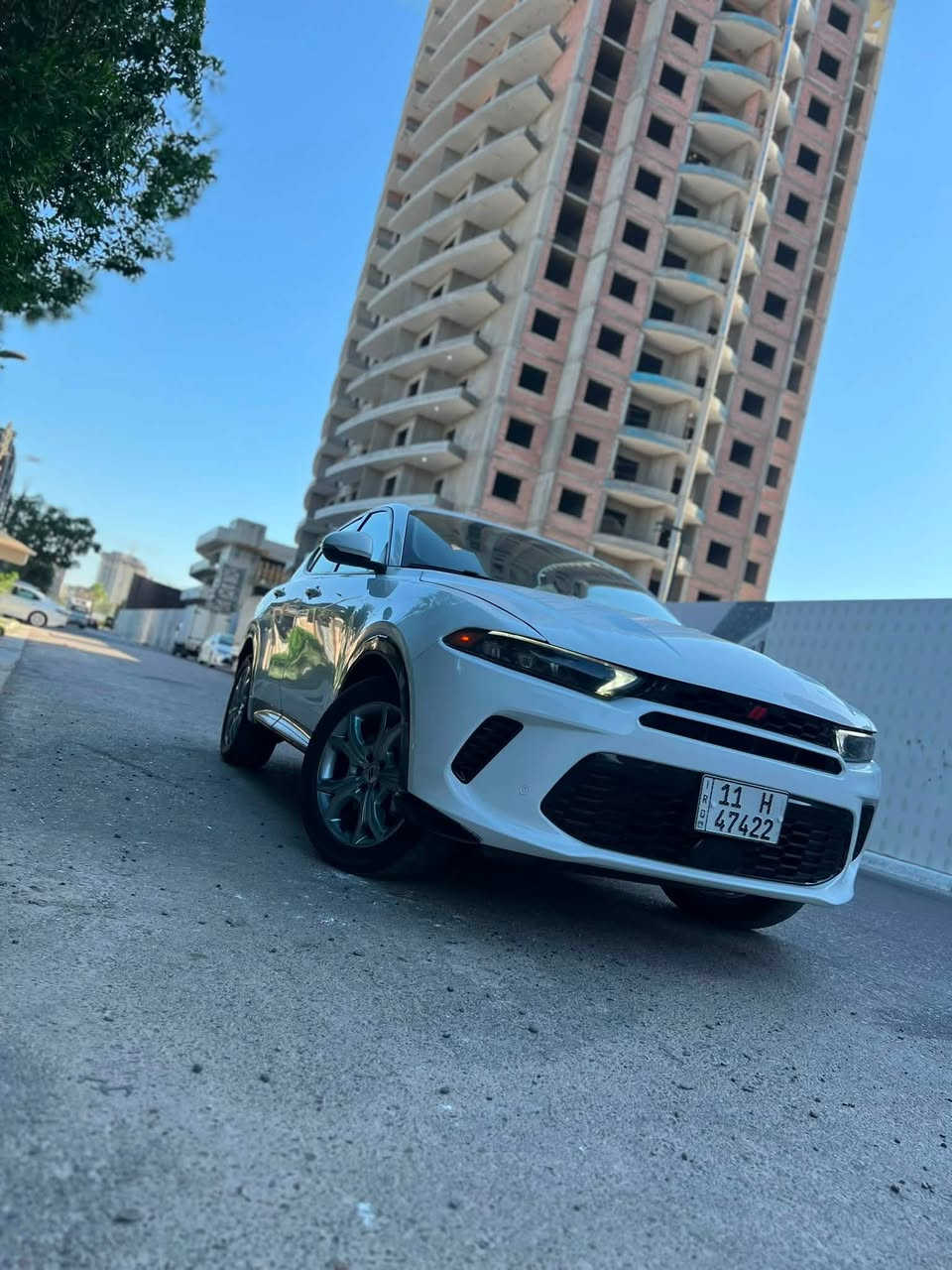 السلام عليكم
دوج هورنت R/T بلكن هايبرد 🔋🔌
محرك 4 سلندر 288 حصان 🐎
موديل 2024 ماشية 13mi
رقم بغداد دخول بداية السنة

اقتصادية تمشيك بالكهرباء 50 كيلو والتفويلة 450 كيلو
تكدر تشحنها بالبيت يوميا وتنسى البانزين

مواصفات 
شفتات سرعة (تضغطها سوية تنطيك 15 حصان اضافية)
كشنات ميموري تدفئة
ستيرن تدفئة
شاشة لمس وسطية
سايد بريك كهربائي
تشغيل عن بعد
رادار امامي وحساسات خلفية
نقطة عمياء
نظام سبورت 
تبريد مناخ منفصل

ضرر سطحي تبديل بنيد وصبغ بداية جاملغ الايمن اجتي من امريكا تشتغل وتمشي

تصليح درجة اولى دعامية كاملة بلادية ، راديترات ومروحة بلادية ، باتري AMG 

مسويلها ادامة عامة لمنظومة البانزين نوزلات بلكات 
دهن وفلاتر اصلية

سيارة جاهزة ومصروف عليها هواي بالعافية عالياخذها

#سعر 148$ وبيها مجال بسيط 

للعلم مكلفتني اكثر من 165$ ورقة 

مكاني بغداد الغزالية ***********
