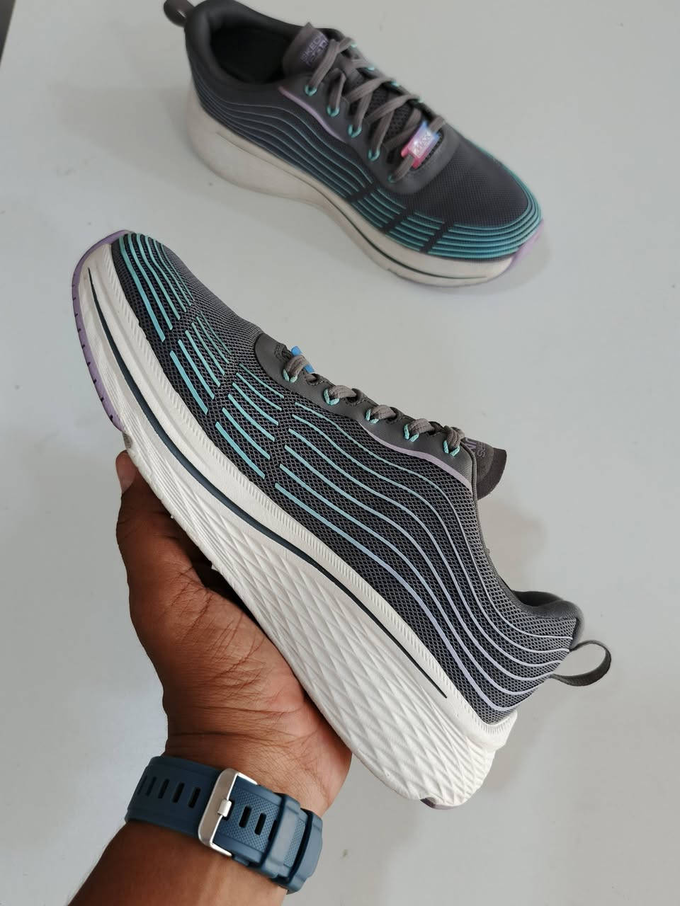 ▪️ سكجر ماكس كوشن باله اصلي اورجنال
▪️قياس 41.5---26.cm طول القدم 
▪️ نسبة نظافة ١٠٠٪ ✅🔥
👟 طبي وزن خفيف مريح القدم 
☎ واتساب ***********☎
🚗 توصيل كافة محافظات العراق 🚗 # #
