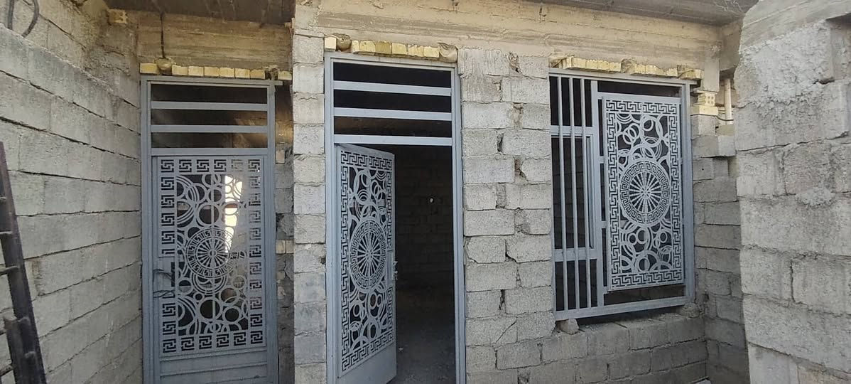 بيت للبيع مساحة 100متر  كامل خدمات  قاريب على جسر ديالى  حي  جابر النصاري الاستفسار  على رقم ***********
