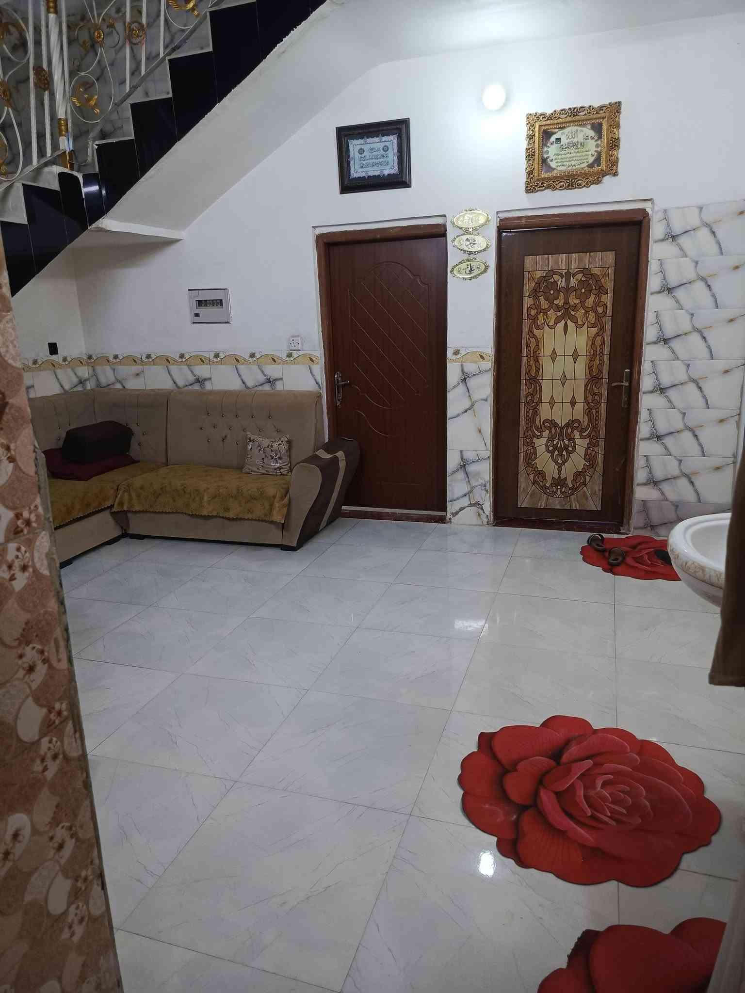 السلام عليكم دار للبيع مساحه 170 متر زراعي سند 25 بناء حديث ومناسب ع شارع المطار قرب محلات قاسم كمر بي قرفنوم3 ثنين جوه وحده فوك صاله ومطبخ ستقبال وصحيات داخليه وخارجيه كراج 9امتار وحديقه ع طول الكراج استفسار الاتصال *********** 📞
