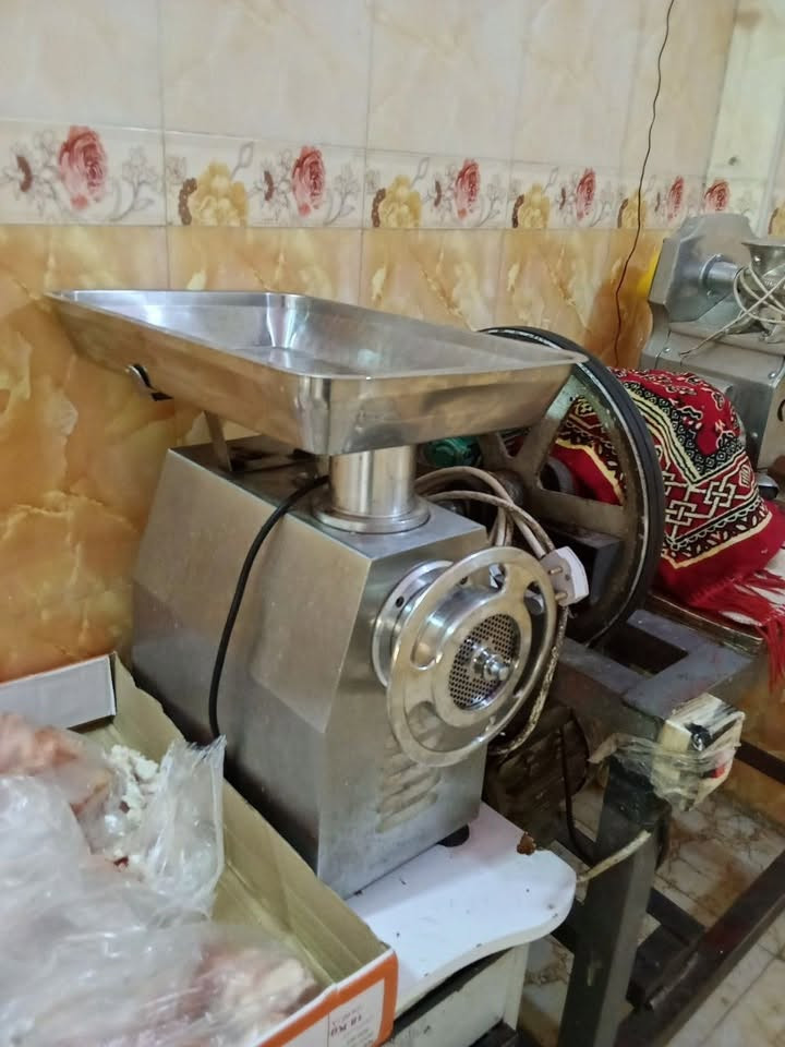 مكينه لحم حجم ٣٢باب اول  مشتريها ٧٠٠رايده ٥٠٠بي مجال بعده جديد ***********
