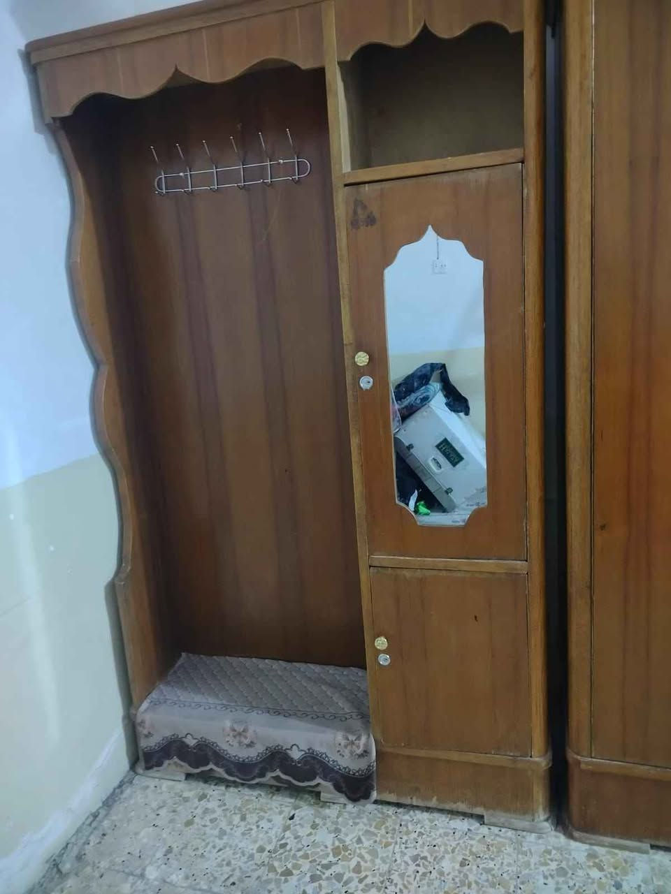 ميز مرايه وزاويه تسكام مكان كوفه النجف, العراق
