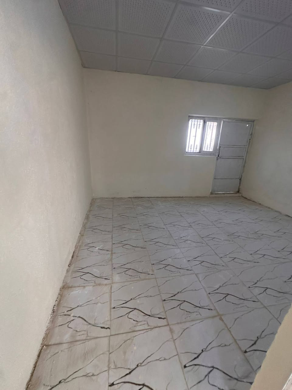 البيت للبيع حي الفرات مساحه ١٣٨ متر الواجه ٦ كونكريت يحتوي ٢ غرف وصاله وستقبال ومطبخ وصحيات ٢ الاستفسار ***********
